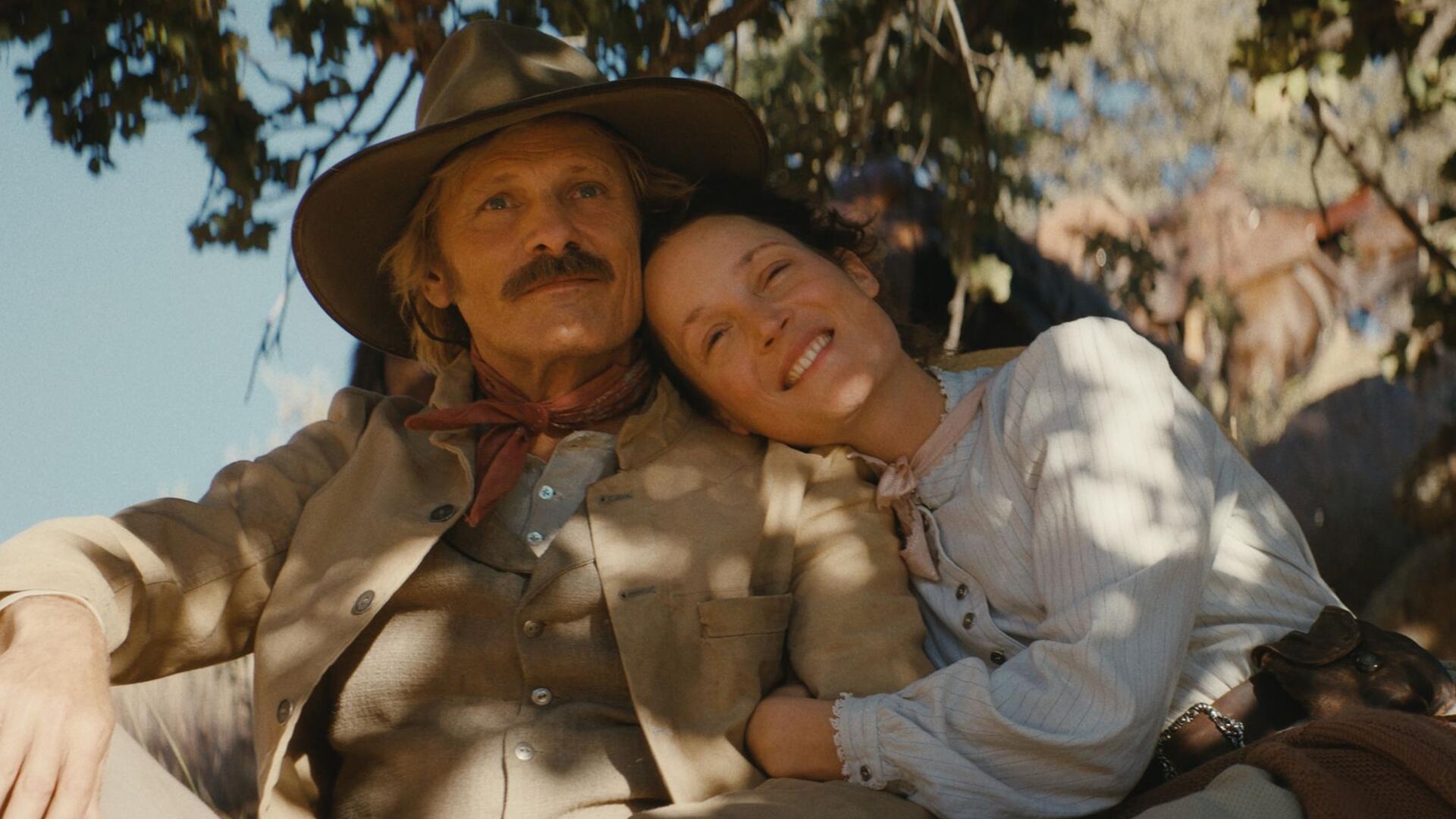 Viggo Mortensen als Holger Olsen und Vicky Krieps als Vivienne Le Coudy in einer Szene des Films "The Dead Don’t Hurt".