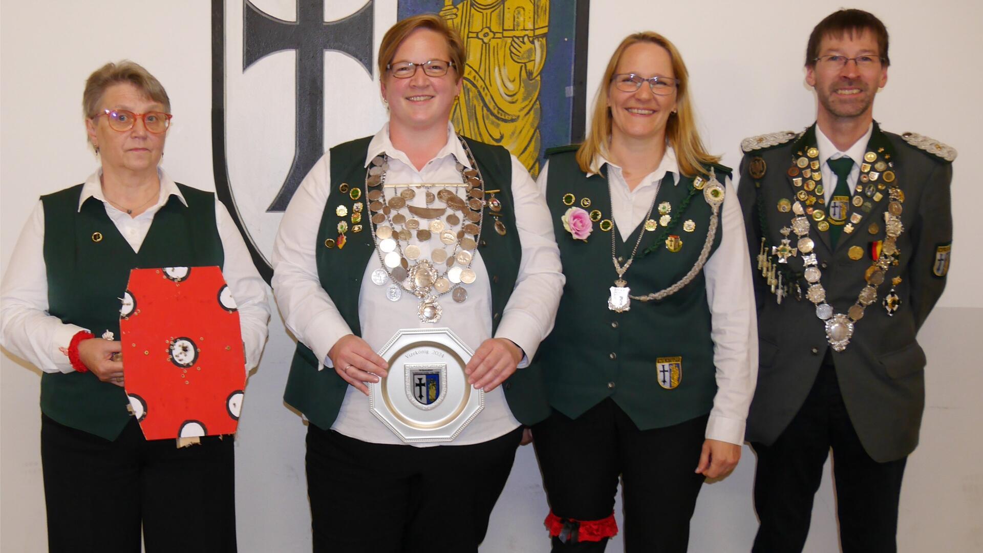 Vizekönigin des Schützenvereins Wilstedt Sabine Domke (Zweite von links) mit ihren Begleiterinnen Cornelia Thoms und Anne Marie Schade-Rocher sowie Grandmonarch Tobias Otterstedt.