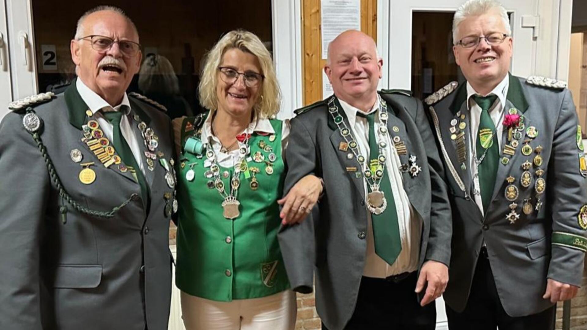 Vizepräsident Norbert Alex (links) und Präsident Holger Rubach (rechts) nehmen die neuen Kuhstedter Vizemajestäten Anja Bonnema und Detlef Jacobs in ihre Mitte.