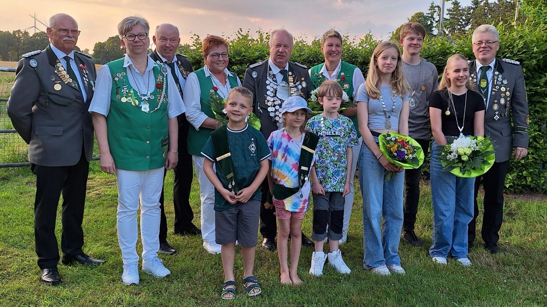 Vizepräsident Norbert Alex (von links) mit den neuen Majestäten Tanja Rubach, Jörn Prigge, Tilla Niemeyer, Jonte Stelljes, Fenja Hunger, Manfred Jacobs, Mika Cheek, Stefanie Wintjen, Lara Gosche, Calvin Rubach, Tessa Wintjen und Präsident Holger Rubach.