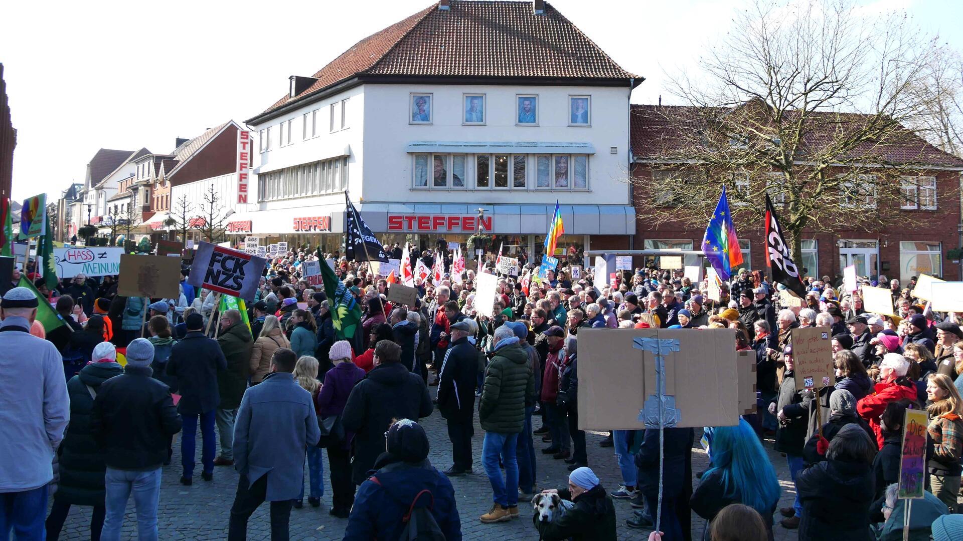 Voll und laut war es bei der Demo gegen Rechts auf dem Rathausplatz in Zeven.