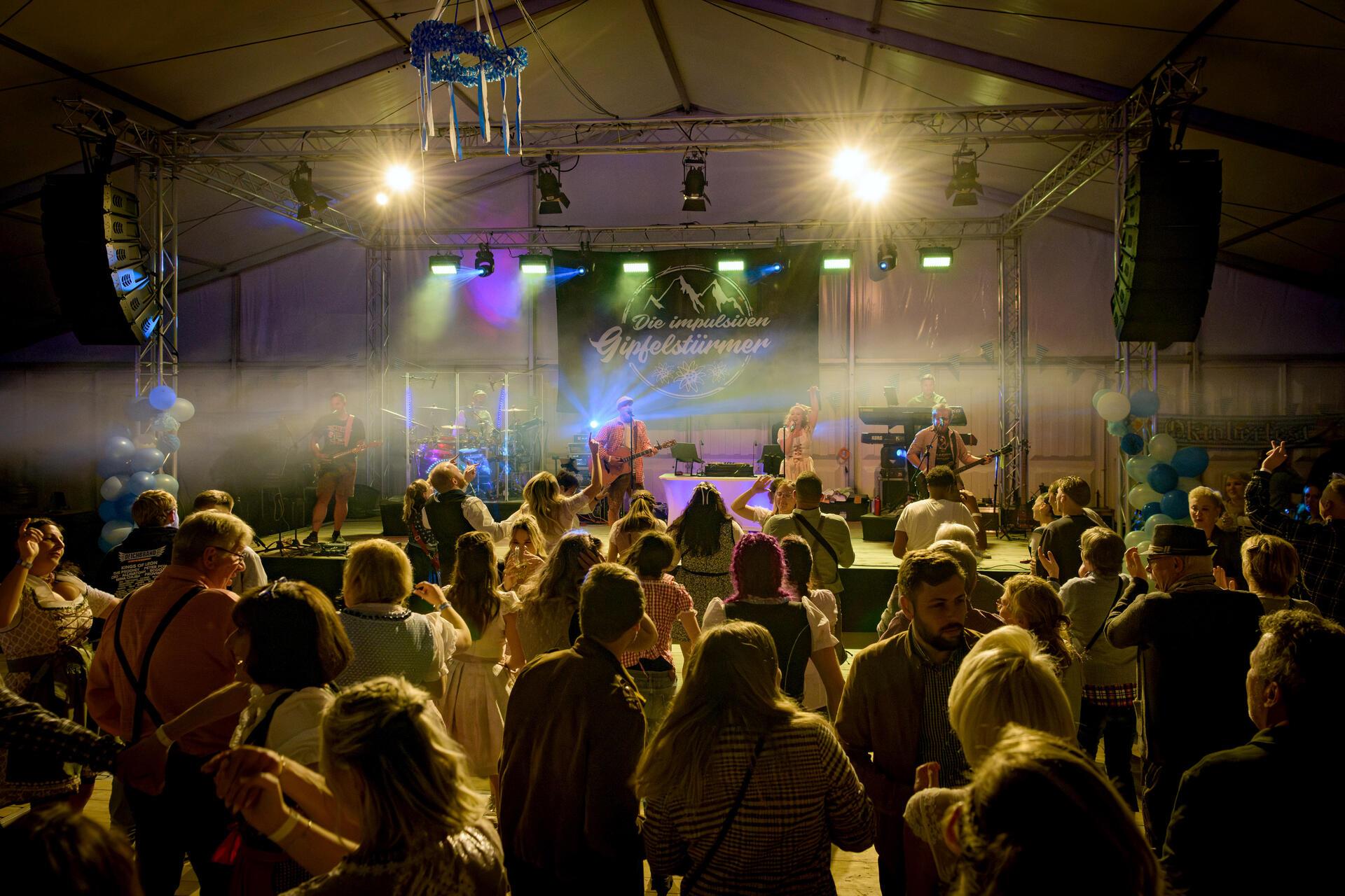 Volle Tanzfläche und ausgelassene Stimmung audf dem Oktoberfest. Foto: Masorat -...