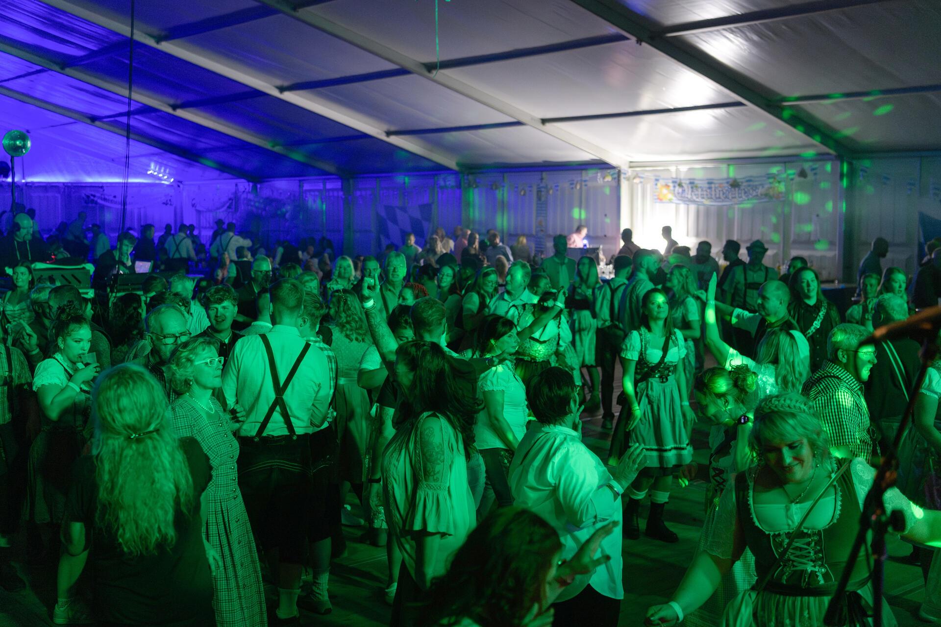 Volle Tanzfläche und ausgelassene Stimmung audf dem Oktoberfest. Foto: Masorat -...