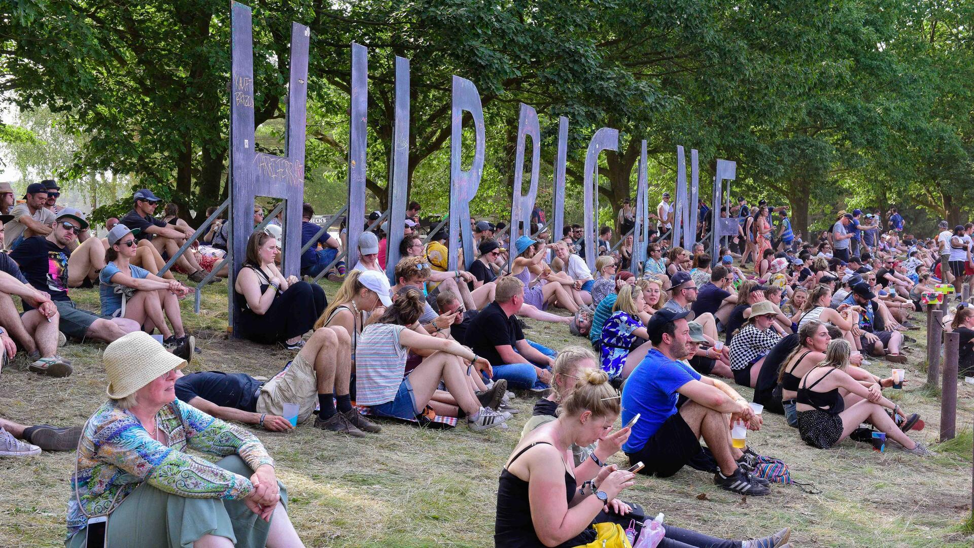 Vom Hügel gegenüber der Blue Stage beim XXL-Hurricane-Schriftzug hast Du alles im Blick und noch ein paar Grashalme unter dir.