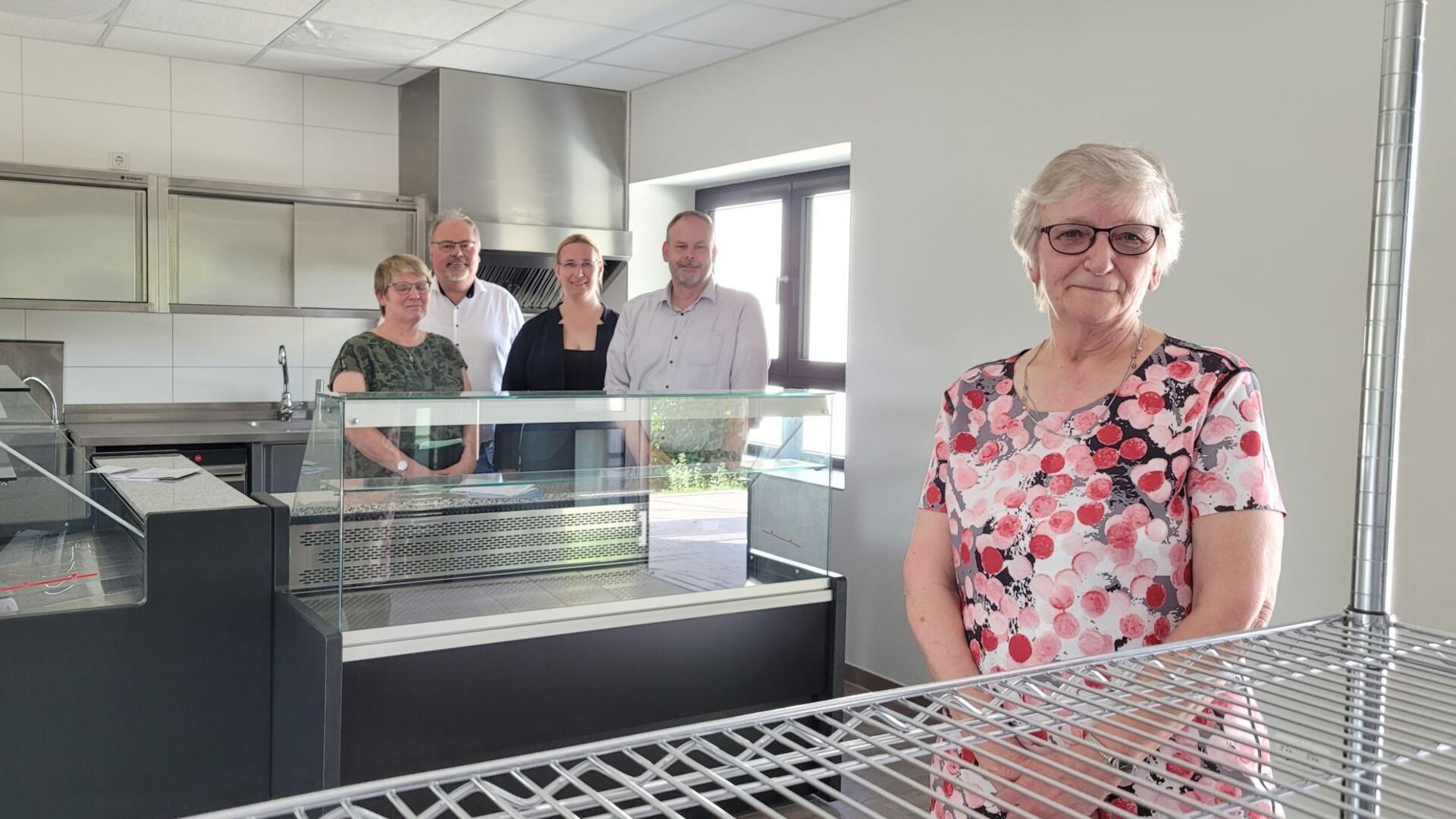 Vom Improvisationscharakter des Midlumer Dorfladens ist nach der aufwändigen Sanierung keine Spur mehr. Zusammen mit Manuela Reddig (von links), Michael Göbel, Ortsbürgermeisterin Patricia Gerhardt und dem neuen Bürgermeister Jörg-Andreas Sagemühl freut sich Ladenbetreiberin Gabriele Czierlitzki auf die Eröffnung.