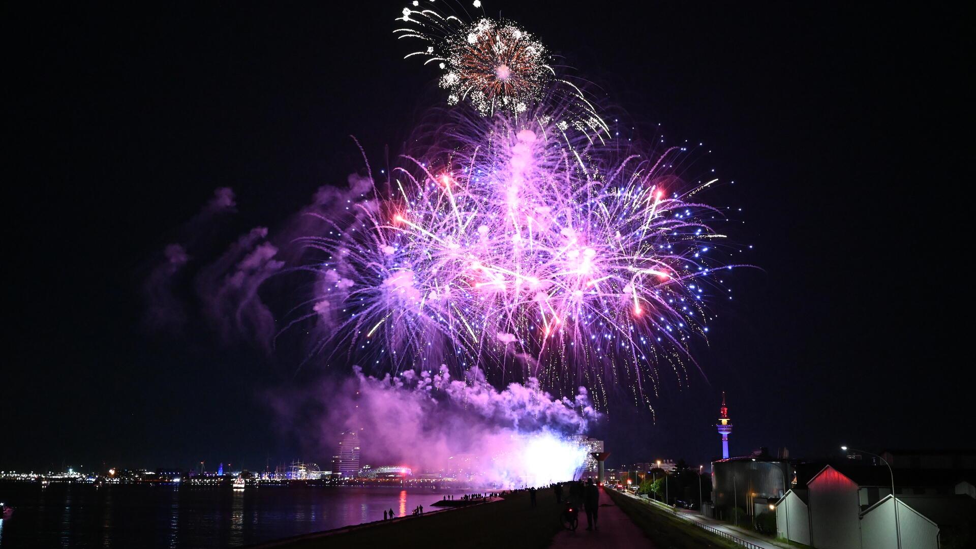 Ein Feuerwerk erleuchtet den Himmel.