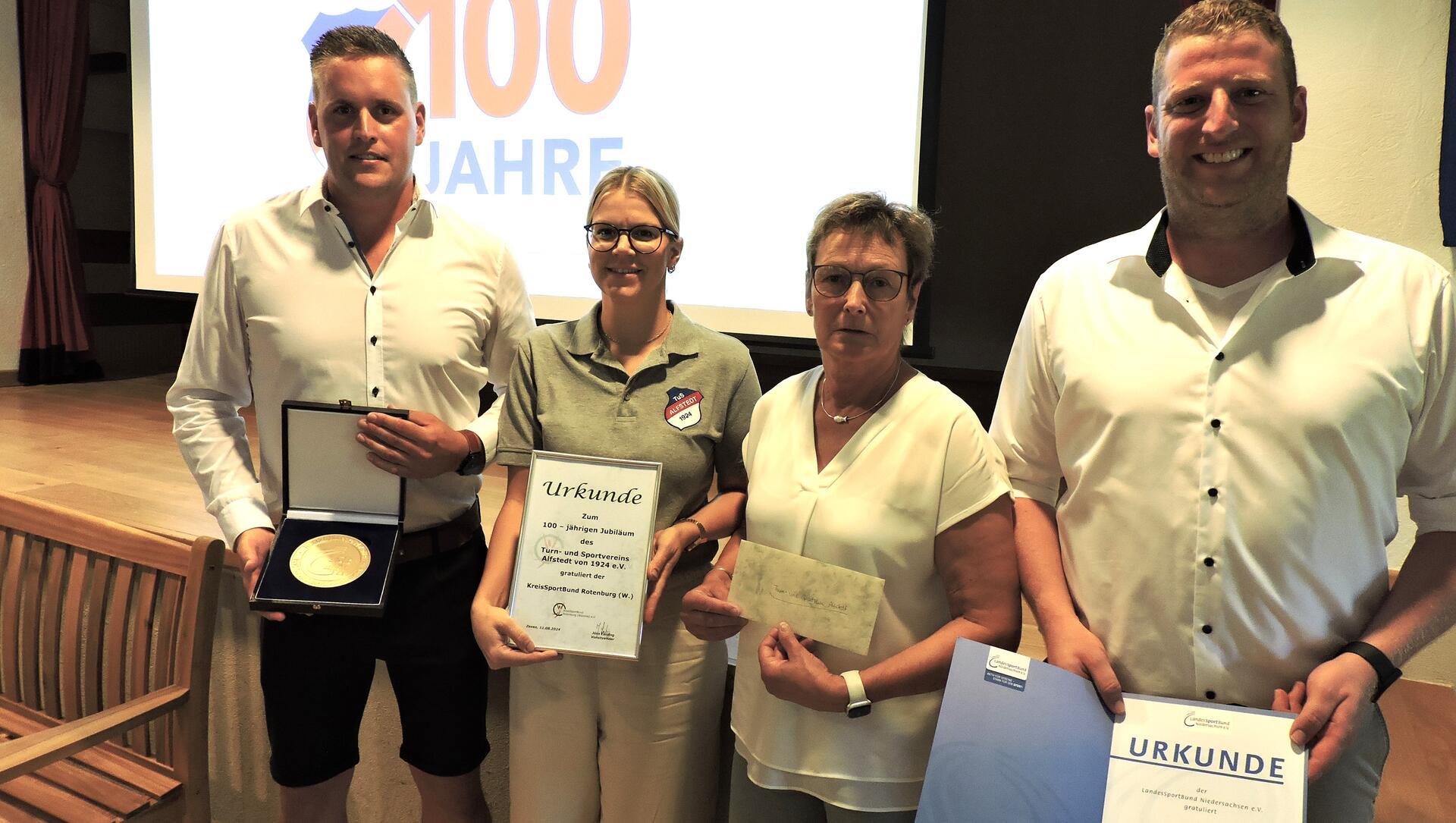 Von Hella Rosebrock (Zweite von rechts) erhielt der Verein unter anderem die Goldene Plakette des LSB.