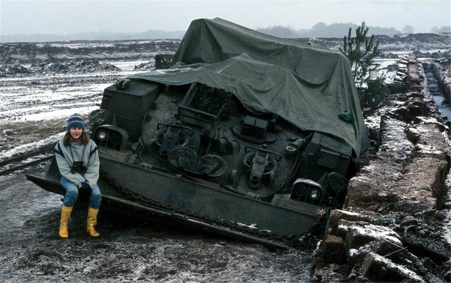 Hella Burkart auf dem Schild eines britischen Bergepanzers