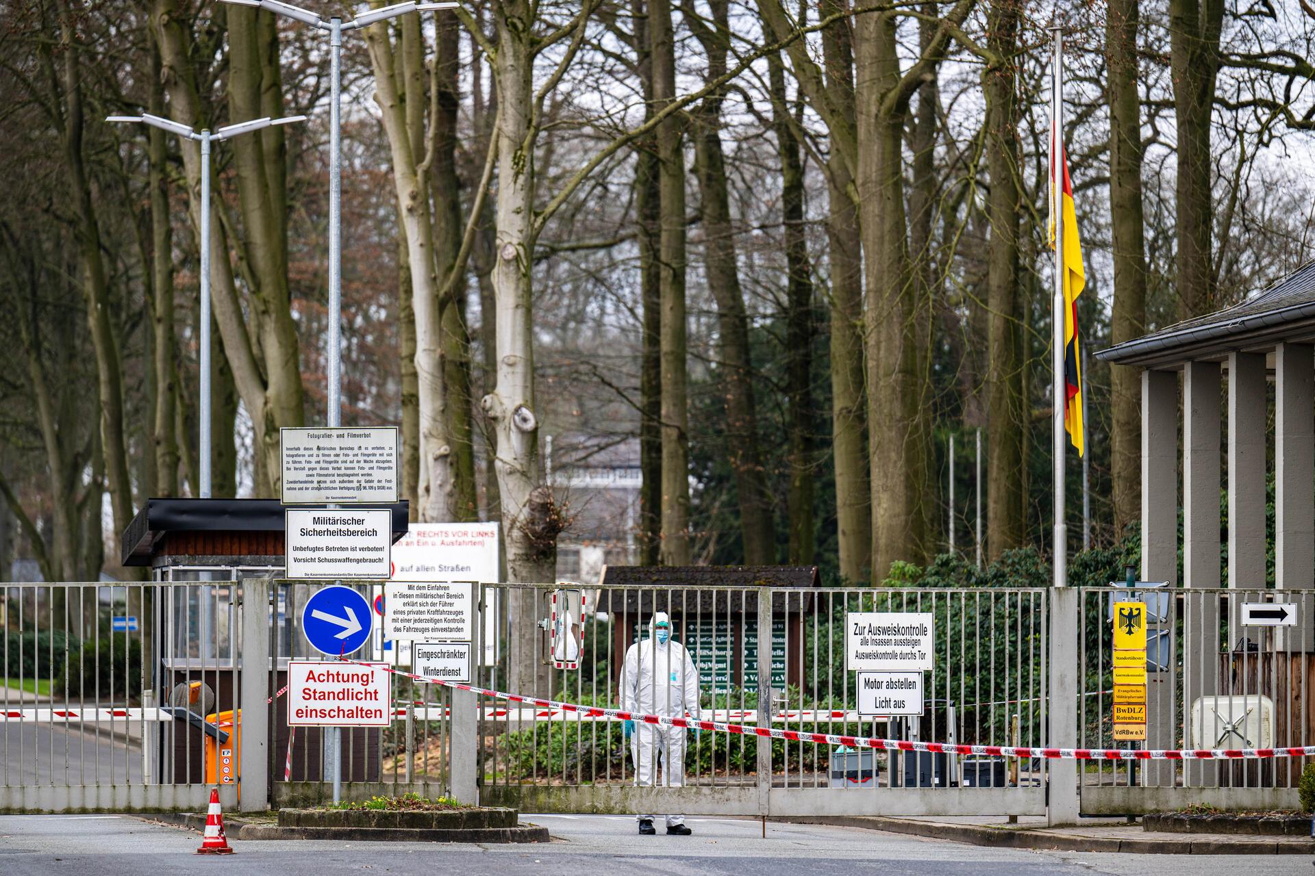 Von der Polizei abgesperrt ist das Areal vor der Von-Düring-Kaserne. 