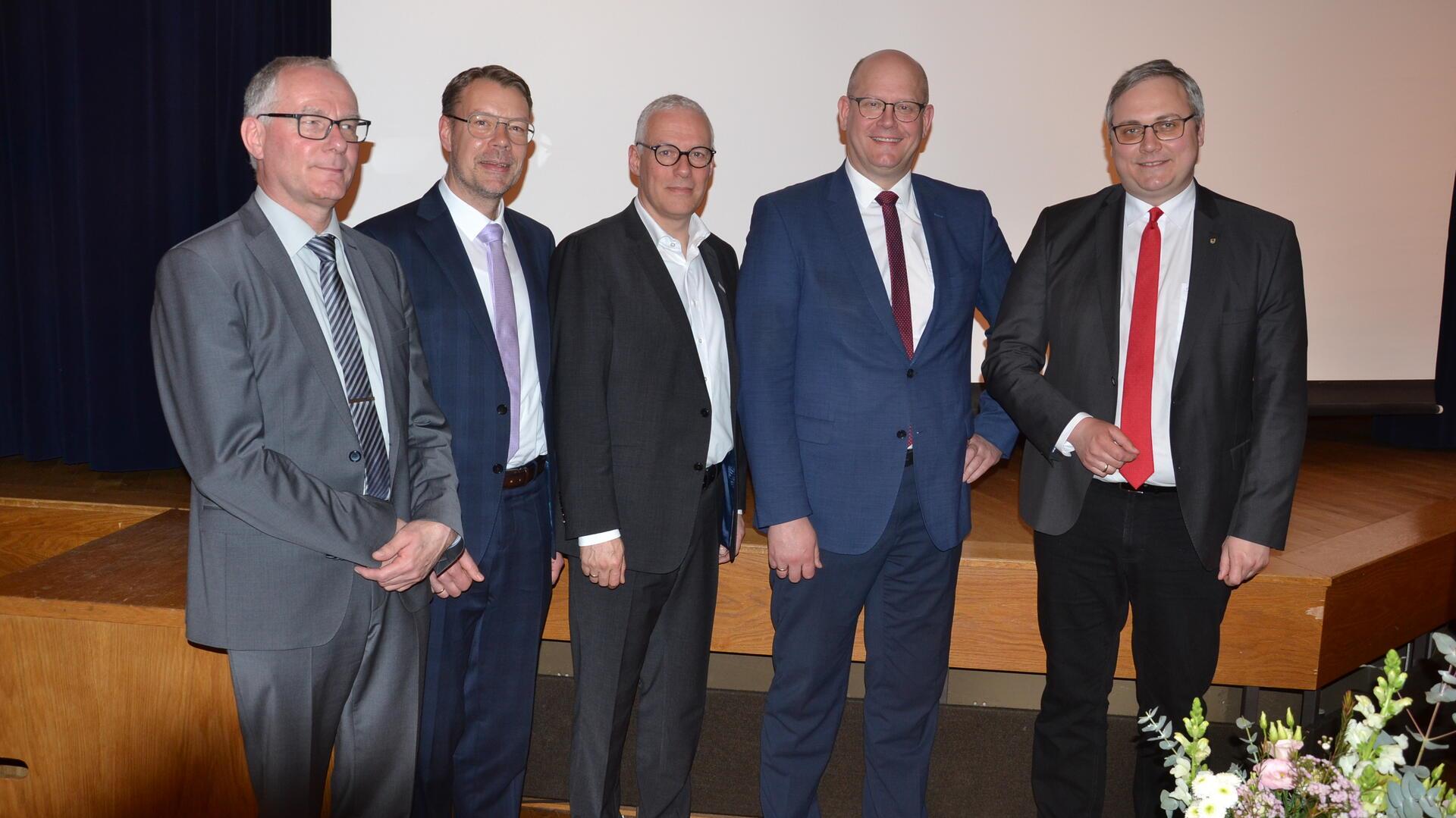 Von links: Gerhard Kahrs, Samtgemeindebürgermeister Selsingen, Henning Fricke, Samtgemeindebürgermeister Zeven, Jens Petersen, Stadtbürgermeister Zeven, Landtagsabgeordneter Dr. Marco Mohrmann und Landrat Marco Prietz stellten sich im Anschluss an die Geburtstagsfeier zum Gruppenbild auf.