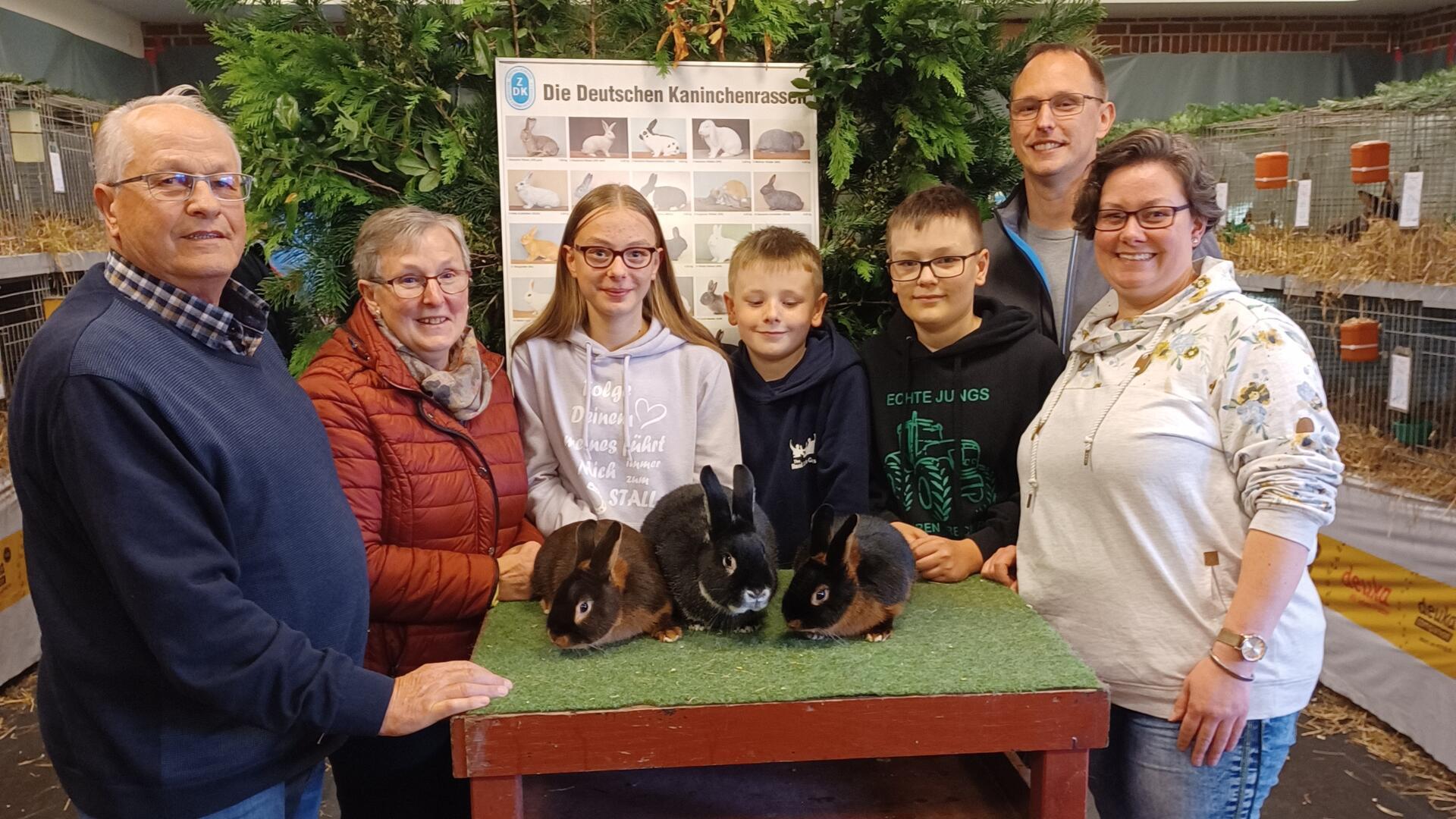 Familie Tietjen aus Klein Meckelsen mit drei Loh-Kaninchen