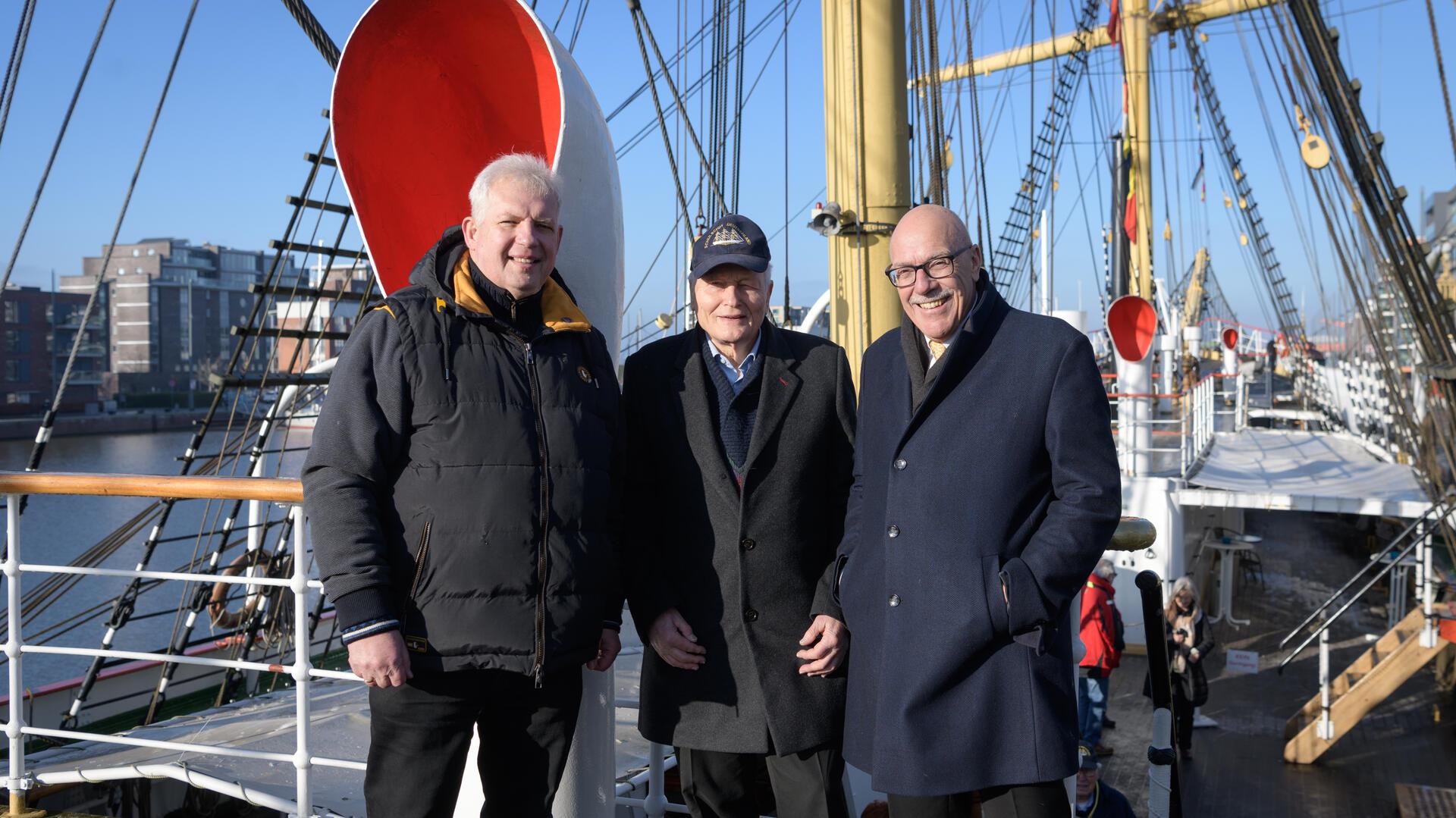 Von links: Michael Hödt (Vorsitzender des Schulschiffvereins), Claus Jäger (Ehrenvorsitzender) und Dr. Walter Schmel (stellvertretender Vorsitzender) feiern 125 Jahre Deutscher Schulschiff-Verein.