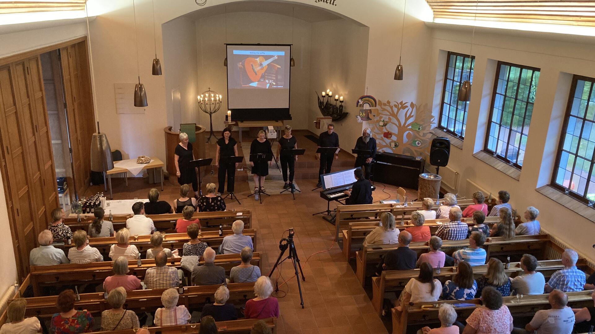 Vor 120 Zuhörern in der vollen Findorff-Kirche berührte die Gruppe aus der St.-Liborius-Gemeinde die Herzen der Besucher mit einer Mischung aus Gospelsongs, Balladen und Popsongs. 