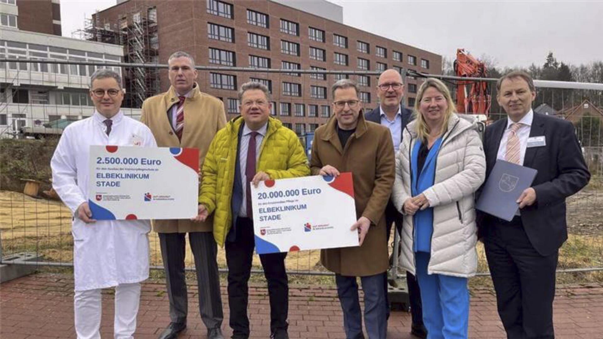 Vor dem Bettenhaus wurde der symbolische Scheck übergeben. 