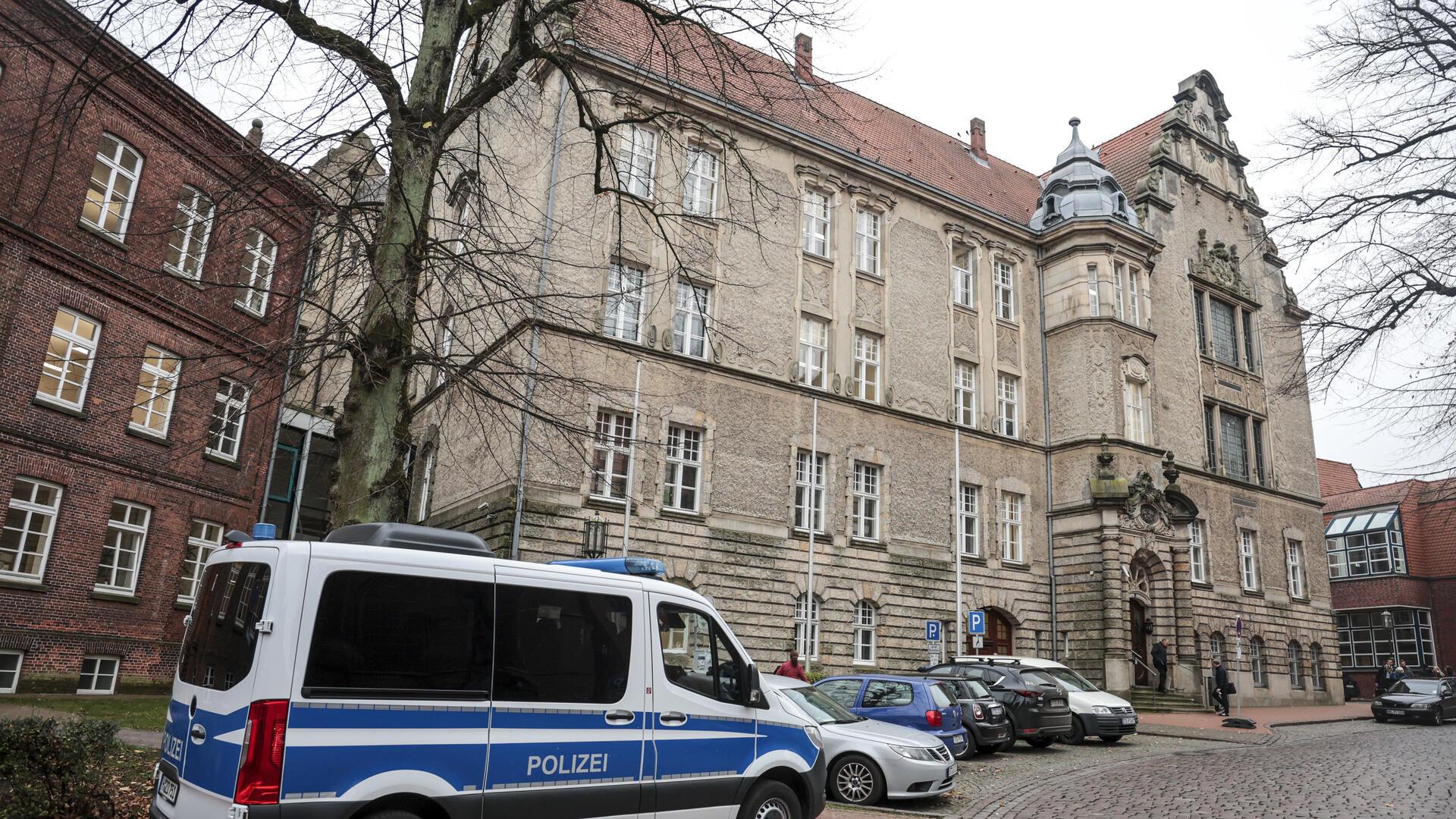 Das Landgericht Stade mit davor parkenden Fahrzeugen