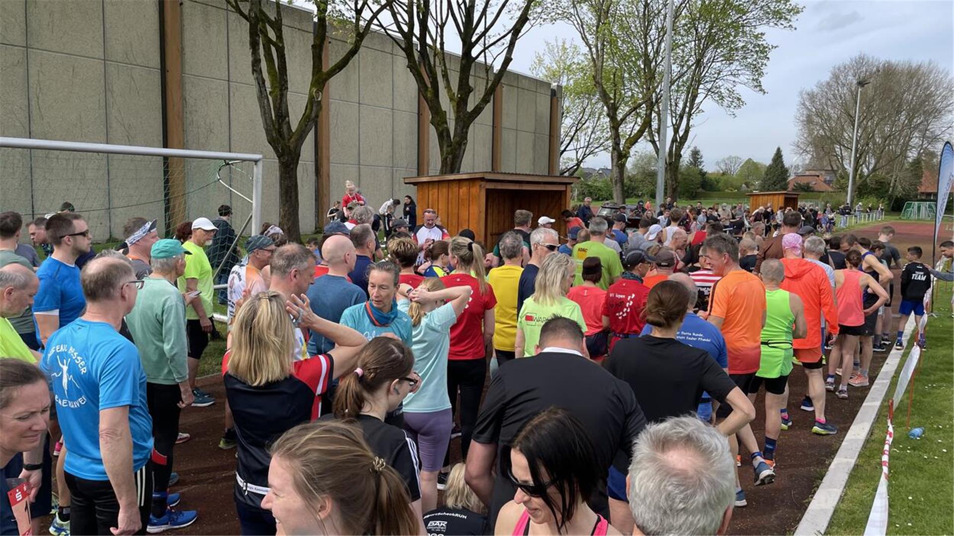 Vor dem Start: Die Läufer positionieren sich auf dem Sportplatz. 