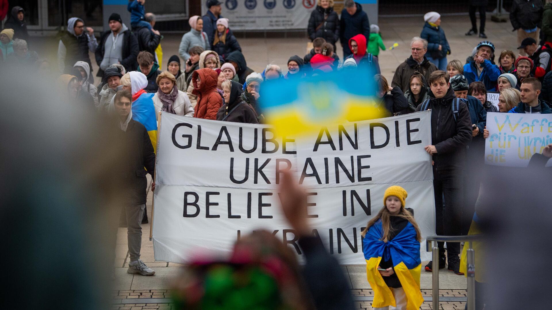 Vor der Großen Kirche versammelten sich die Demoteilnehmer zur Kundgebung.