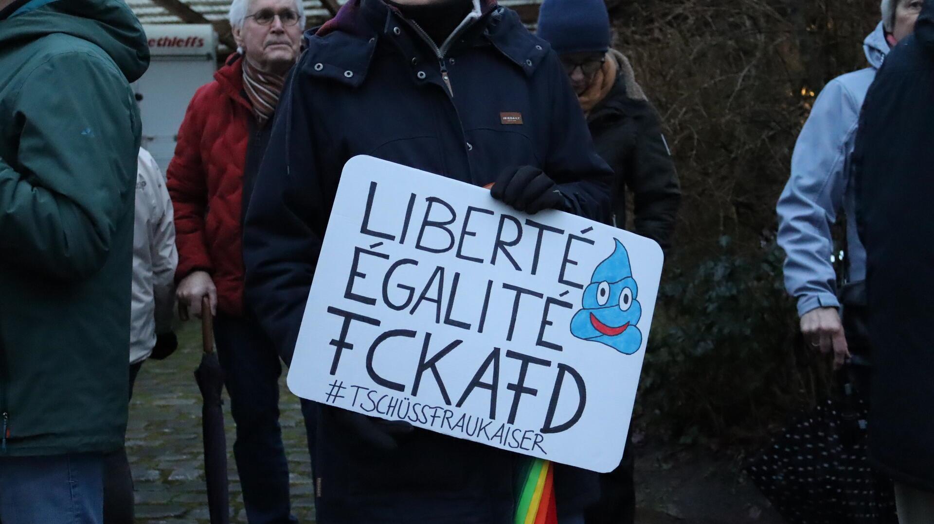 Menschenmenge mit Protest-Plakat