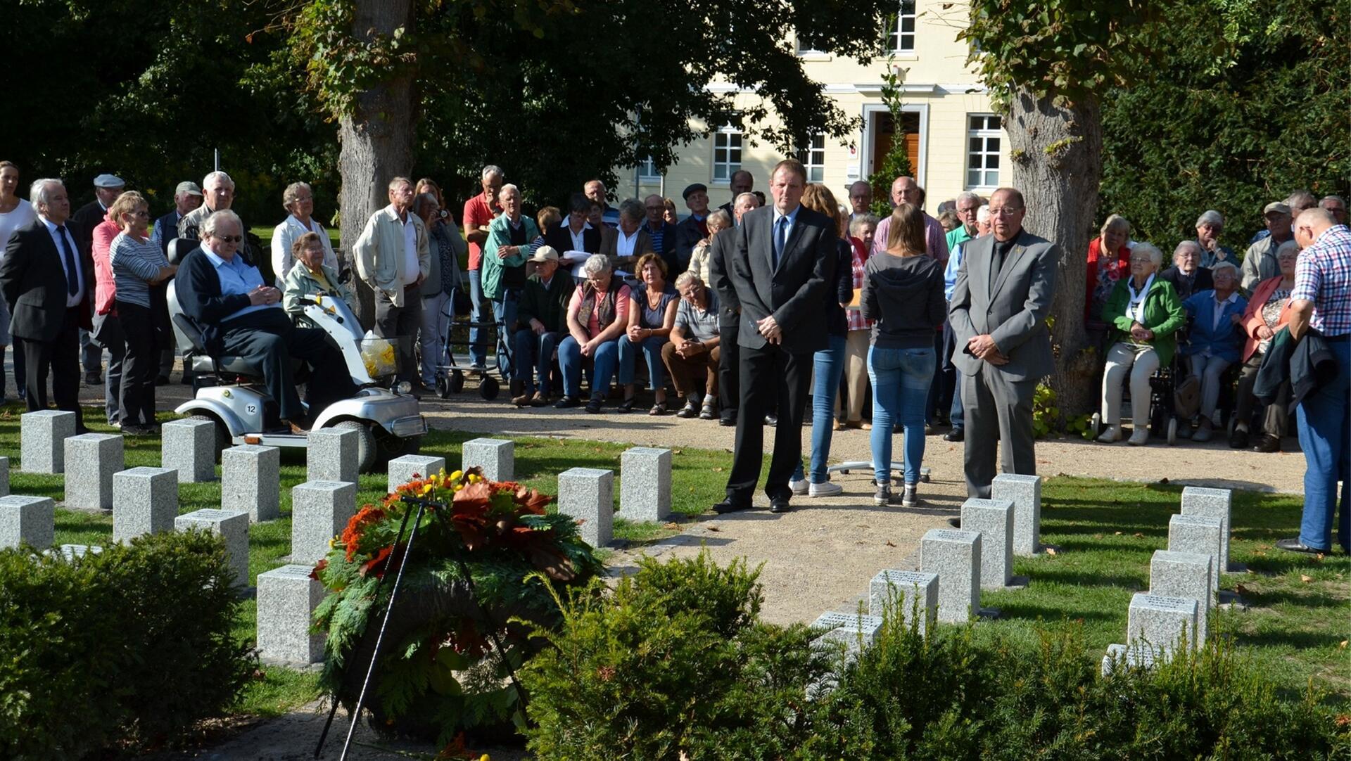 Einweihung des Stelenfeldes für gefallene Zevener im September 2014.