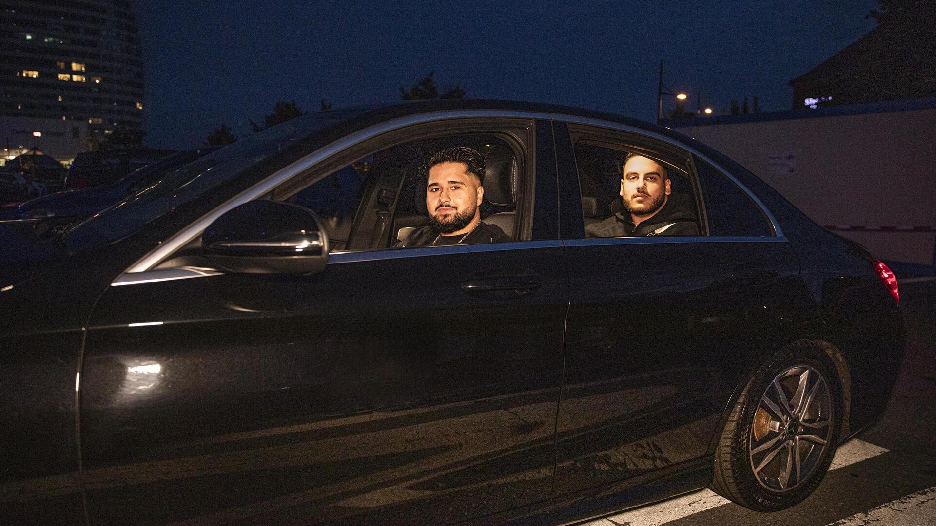 Vorfahren im „Benzer“: Der Parkplatz am Neuen Hafen ist ein beliebter Treffpunkt für junge Menschen - so wie Egemen, der hier am Steuer sitzt.