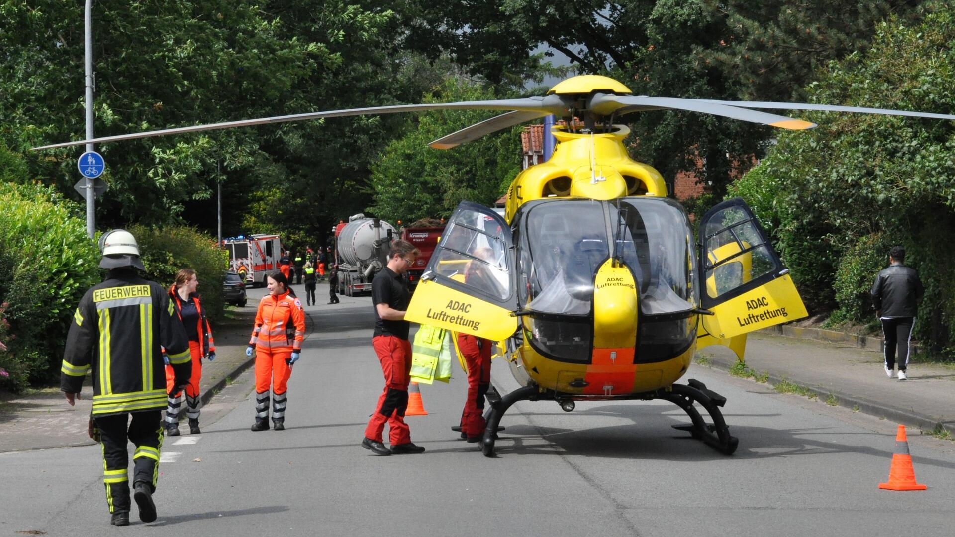 Vorsorglich wurde ein ADAC-Rettungshubschrauber alarmiert, der mitten auf der Bundesstraße in Ebersdorf gelandet ist.