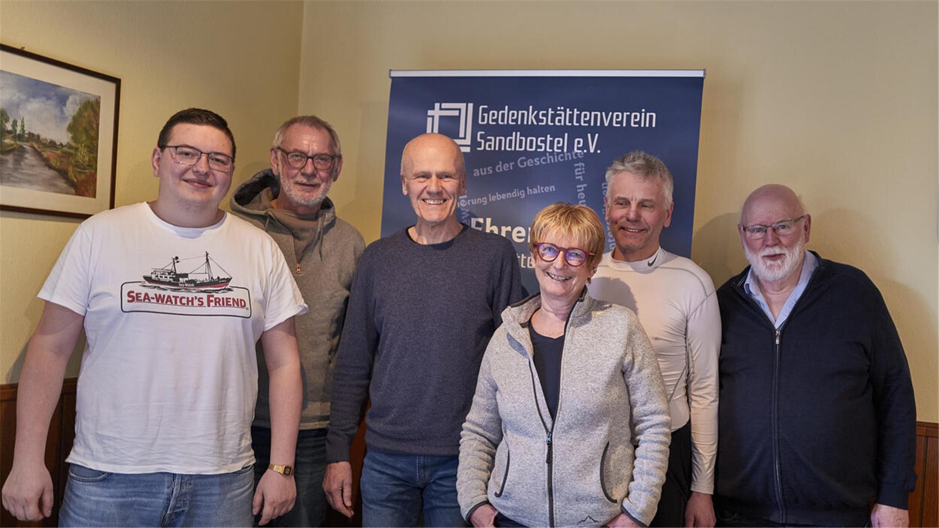 Vorstand des Gedenkstättenvereins Sandbostel e.V.: Jan Dohrmann (von links), Carsten Karstensen, Thomas Grunenberg, Gaby Reetz, Bernd Kaminski und Klaus Manal – es fehlt Günther Justen-Stahl.