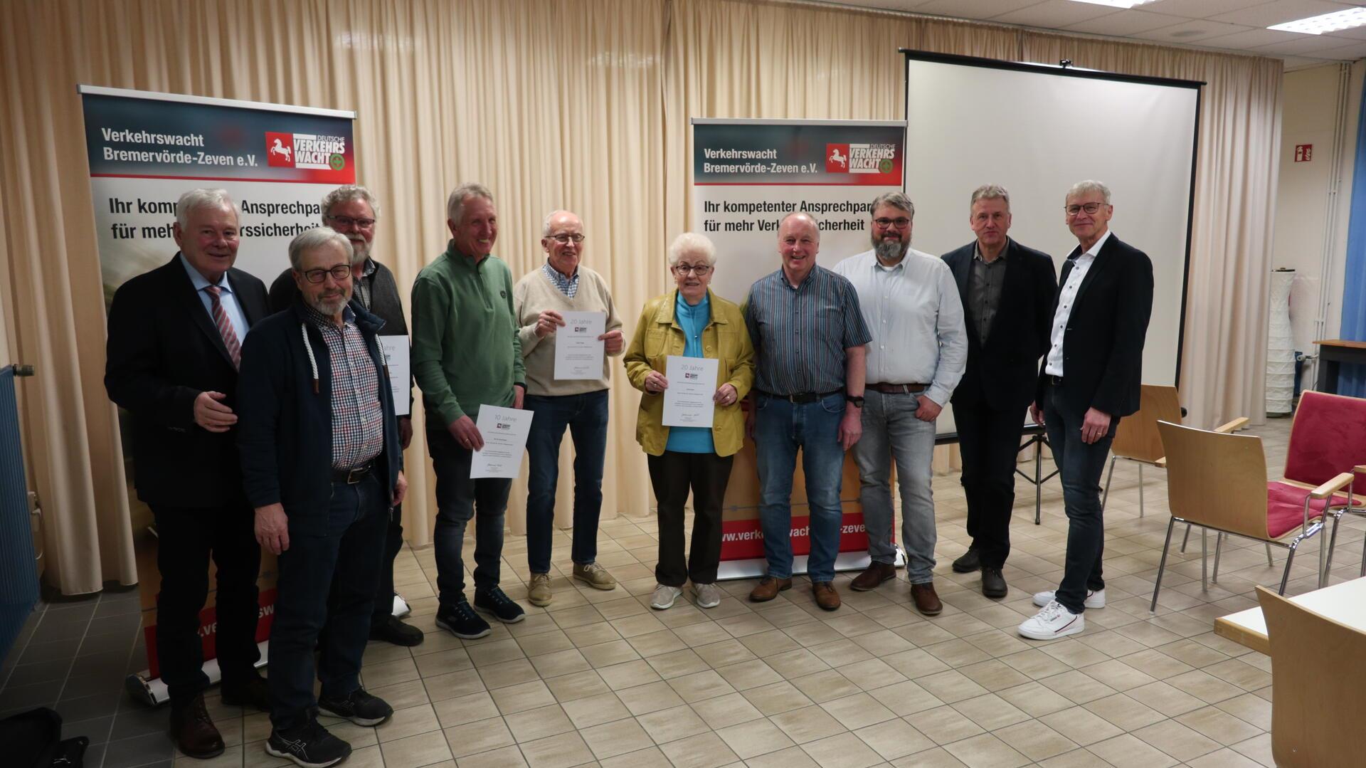 Vorstand und Geehrte der Verkehrswacht Bremervörde-Zeven: Johannes Fuhr (von links), Bernd Pichlmeier, Hans-Dieter Freytag, Bernd Leitenberger, Jürgen Kogge, Karin Peters, Rolf Meyer, Steffen Kehlert, Reiner Wintjen, Ralf Michaelis.