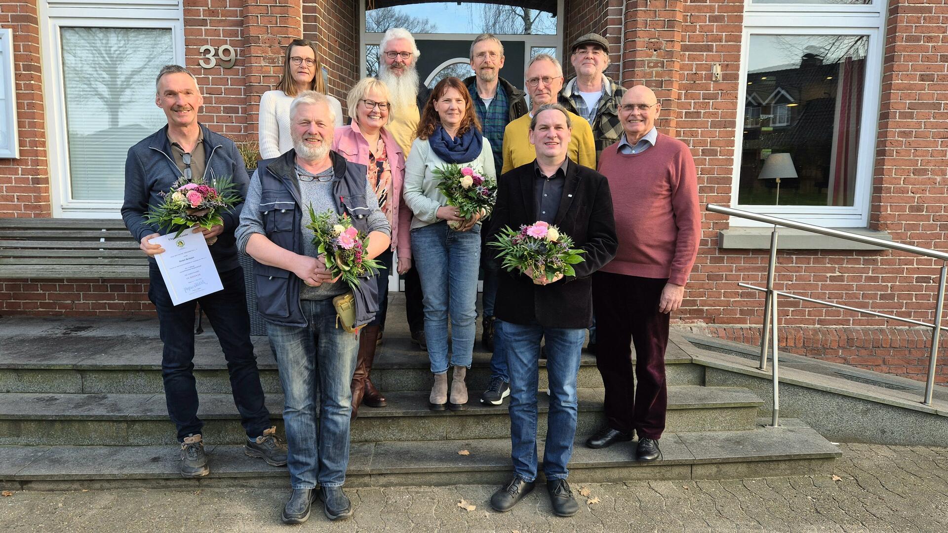 Vorstand und Geehrte (von links): Detlef Brünjes, Fredy Hasch, Ute zum Felde, Marie-Christin Mirwald, Ulrich Deltz, Britta Schlüter, Christian Holsten, Ingo Bollmeyer, Bernd Haase, Daniel Dinter und Horst Lüders.