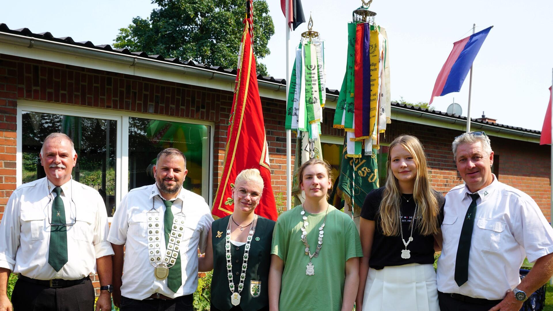 Vorstand und Majestäten des Schützenvereins Frelsdorf stehen Seite an Seite
