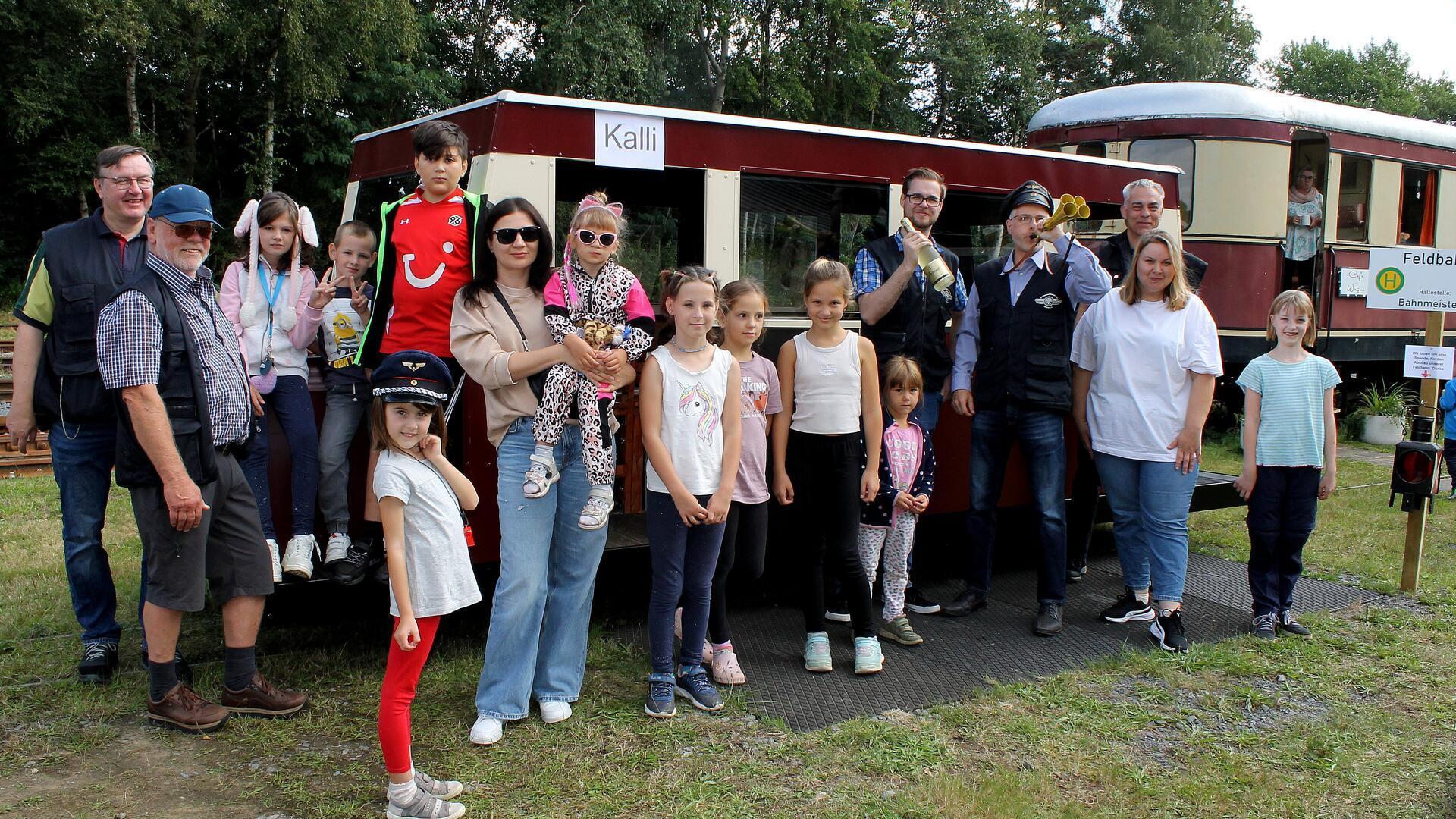 Fahrgäste warten darauf, in das Schienenbus-Modell „Kalli“ einsteigen zu können. 