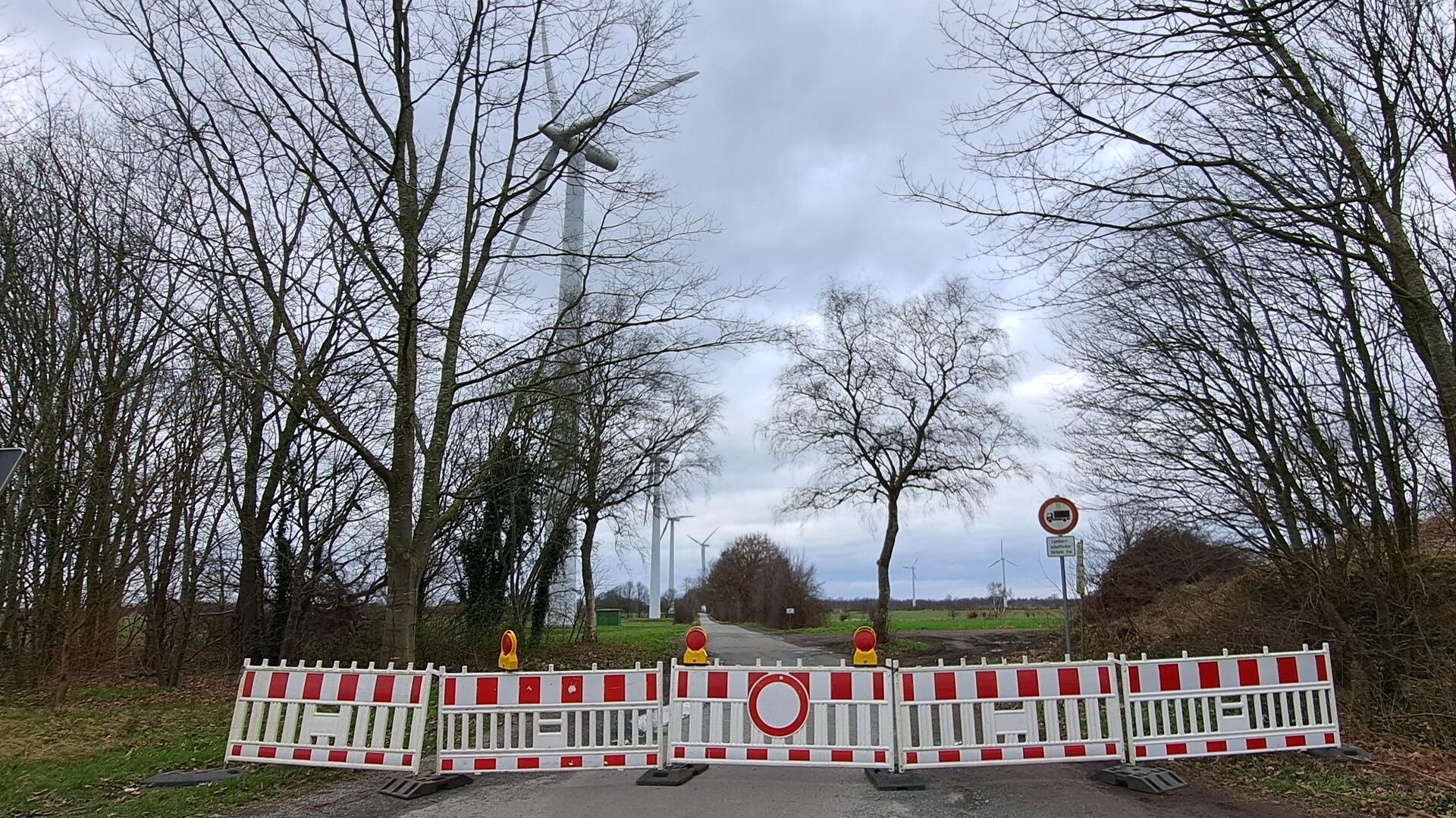 Während der A27-Umleitung im März durch Uthlede war der Weg zum Windpark gesperrt, da er von vielen Autofahrern als Abkürzung genutzt wurde. 
