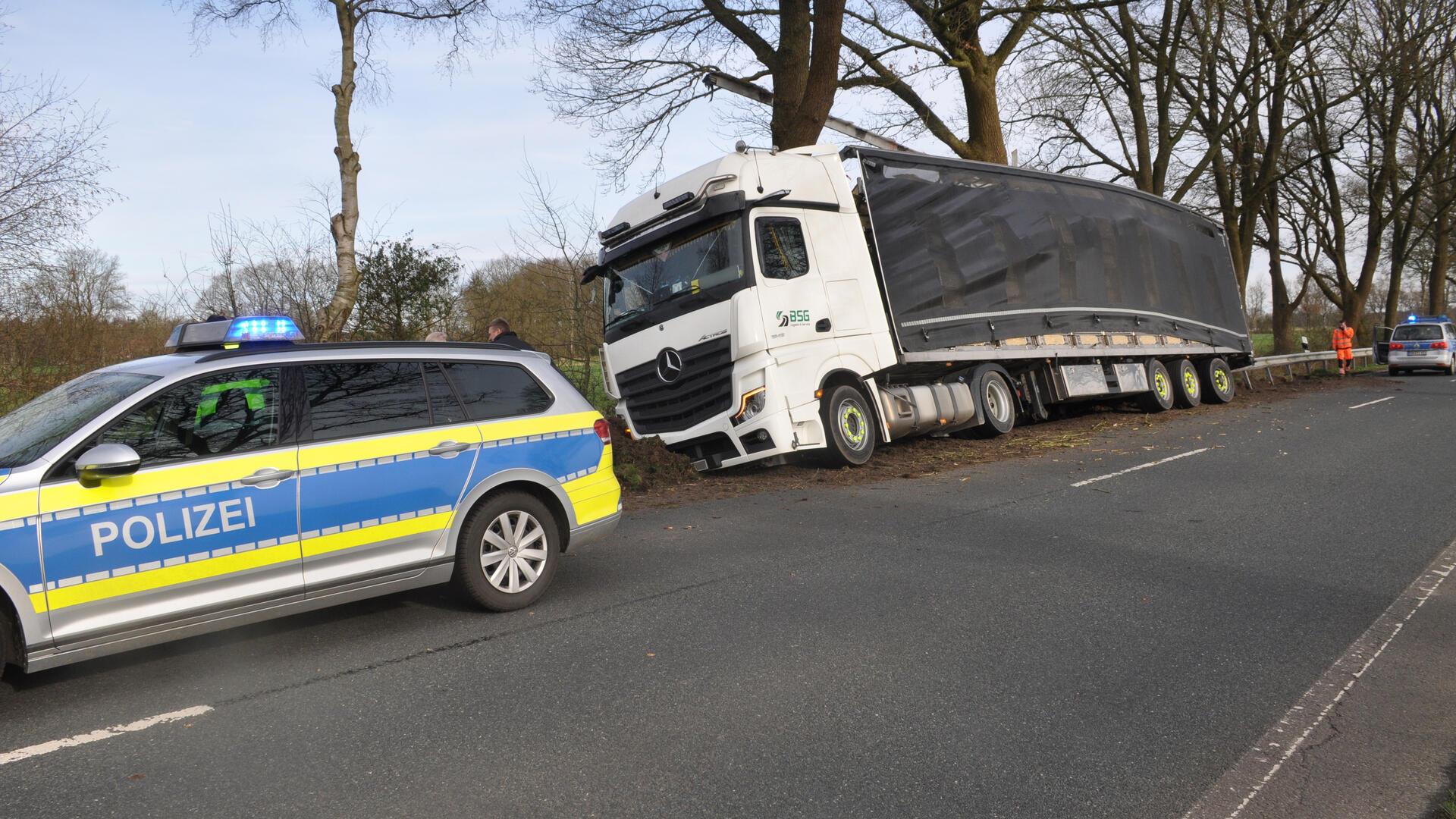 Während der Bergung des Lkw hat die Polizei die Vollsperrung der Bundesstraße veranlasst.