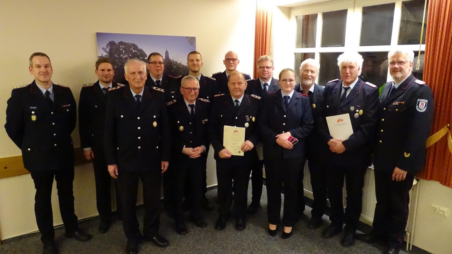 Während der Jahreshauptversammlung der Feuerwehr Brauel stellten sich Geehrte, Beförderte und die Führung zum Erinnerungsfoto auf.