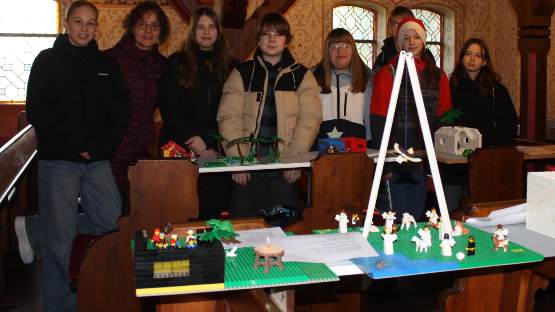 Während des Gottesdienstes zum Ersten Advent präsentierte die Lego-Baugruppe der Konfirmanden ihre Bauwerke zu den Weihnachtsgeschichten. 