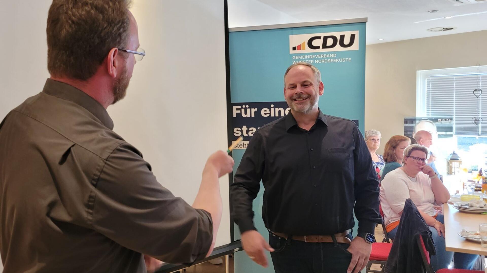 Während ihn seine Parteifreunde der CDU einen Birnbaum zur gewonnenen Wahl schenkten, überreichte Amtsvorgänger Marcus Itjen (links) Jörg-Andreas Sagemühl einen grünen Textmarker.