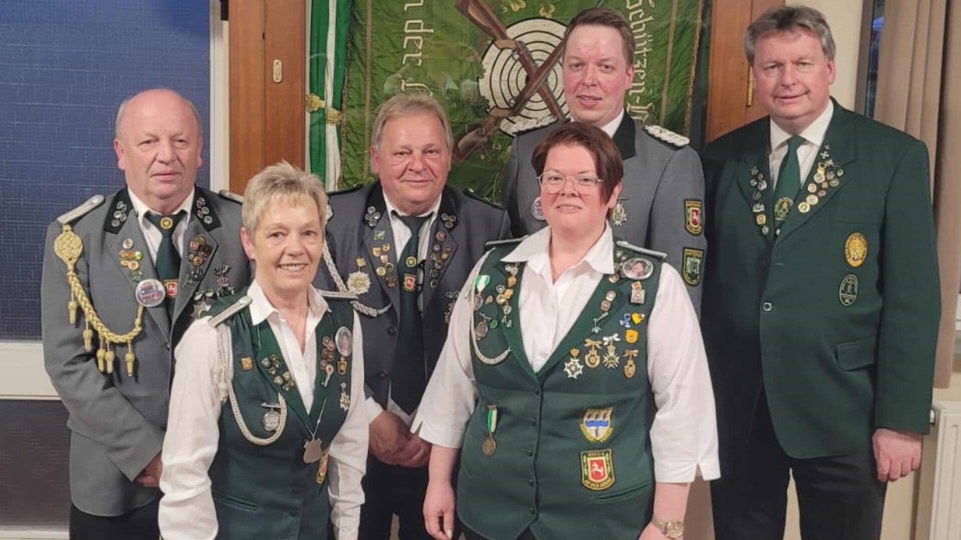 Wahlleiter Frank Pingel (von rechts), präsentierte die neuen und alten Vorstandsmitglieder Marco Buck, Anja Hannebacher, Heinz Engelke, Christa Michaelis und Walter Tiedemann des Schützenvereins An der Höhne.