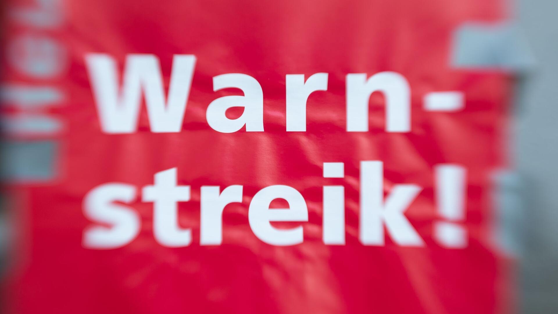 „Warnstreik!“ steht auf einem Schild.