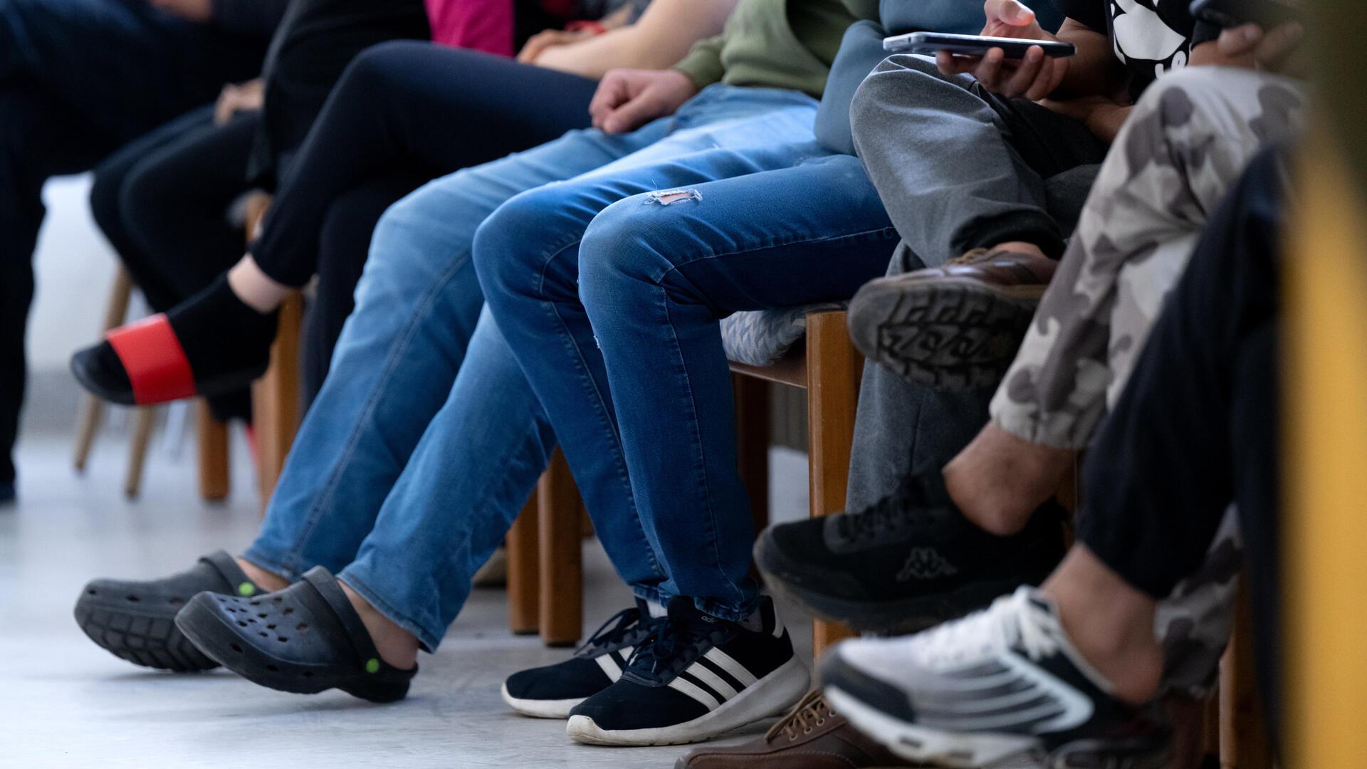 Menschen sitzen auf Stühlen