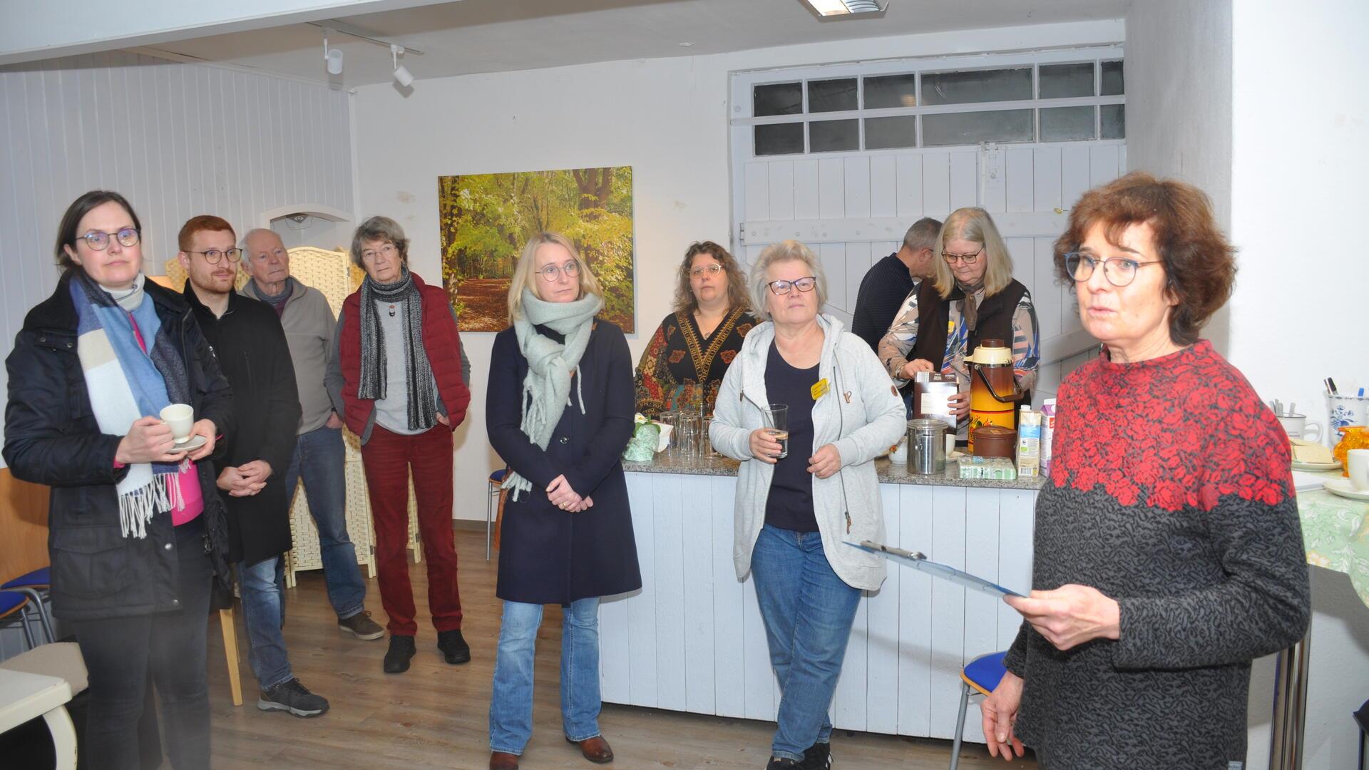 „Warum machen wir das, warum haben wir diesen Laden angemietet? Weil es heute gefährliche Spaltungen in unserem Land gibt“, erläuterte Juliane Bergholz (rechts) die Motivation für das neue Zuhör-Café in Bremervörde.