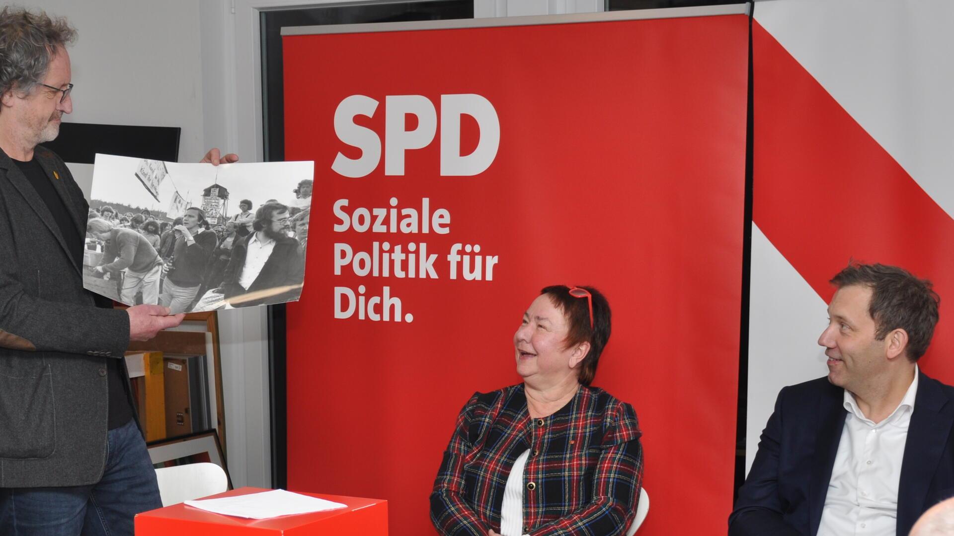 Was Lars Klingbeil denn spontan zu diesem Bild des Fotografen Günter Zint von Gerhard Schröder einfalle, lockte „Tandem“-Vorsitzender Andreas von Glahn (links) zum Abschluss der Gesprächsrunde den SPD-Vorsitzenden aus der Reserve: „Zu Gerhard Schröder ist alles gesagt“, konterte der SPD-Vorsitzende augenzwinkernd.