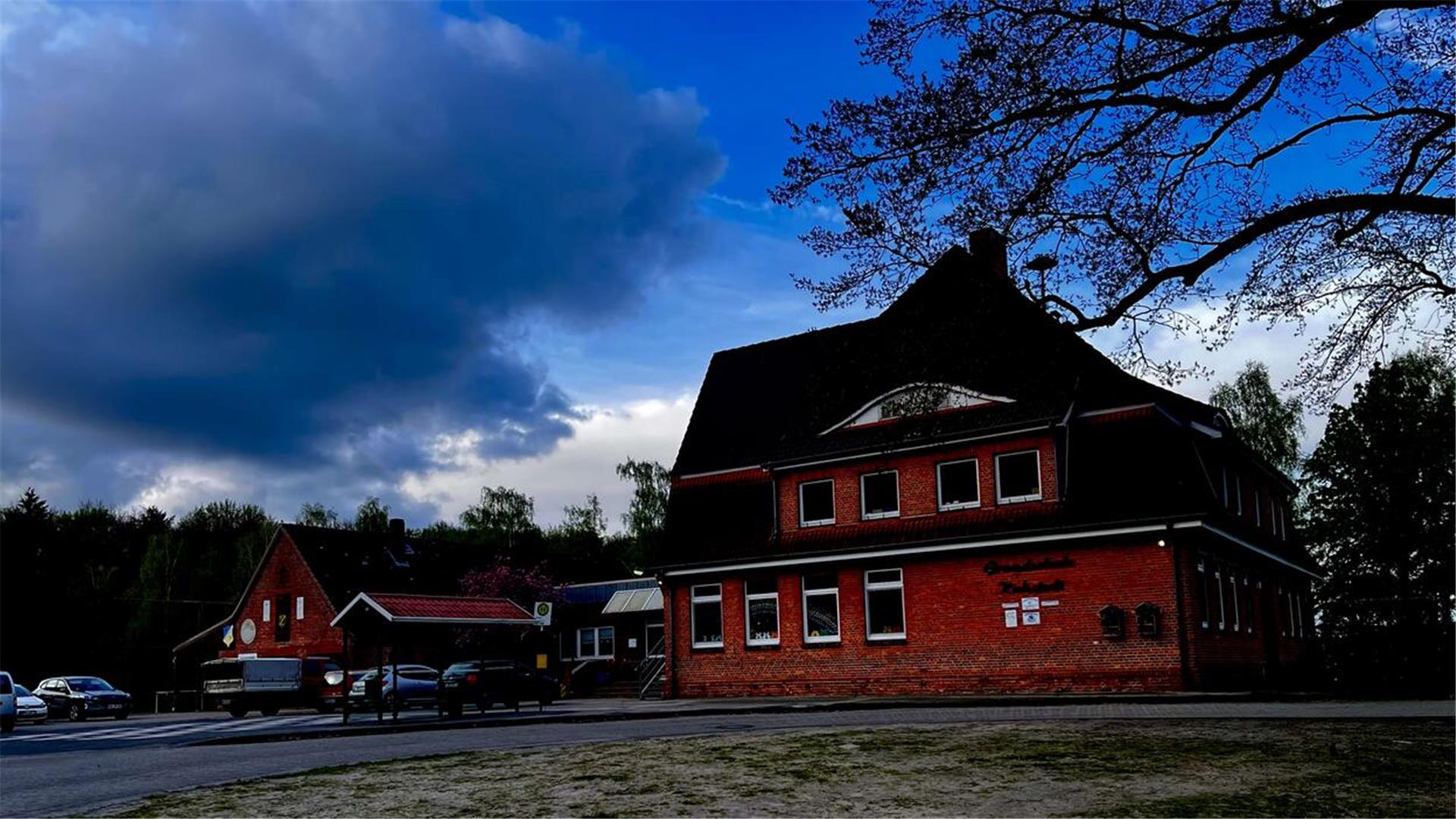 Was die schulische Zukunft angeht, hängen durchaus dunkle Wolken über dem Gebäude in Kuhstedt. Eine Perspektive für die Nutzung als Schule gibt es nicht, wohl aber für die Nachnutzung. Erste Ideen wurden in der jüngsten Ortsratssitzung angedacht. 