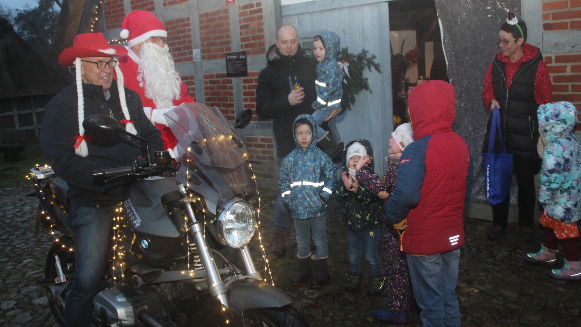 Was für ein spektakulärer Auftritt. Der Weihnachtsmann kam statt mit dem Schlitten per Motorrad angedüst und wurde von den Kindern bereits sehnsüchtig erwartet.