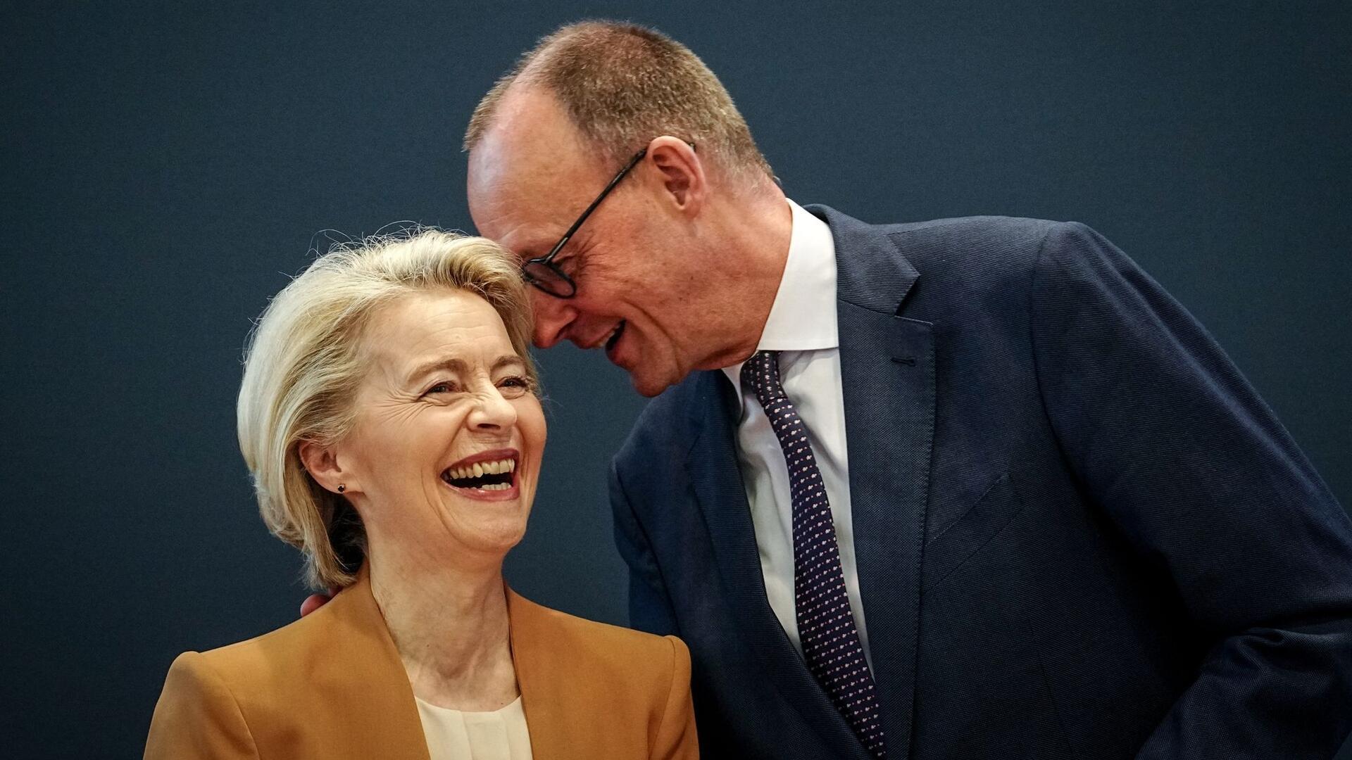 Was gibt es denn da zu tuscheln? CDU-Chef Friedrich Merz und EU-Kommissionspräsidentin Ursula von der Leyen nehmen an der CDU-Bundesvorstandssitzung teil.