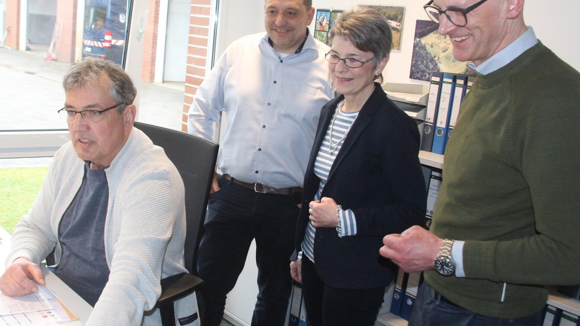 Wassermeister Holger Ahrens (links) zeigt der neuen Verbandsvorsitzenden Carmen Sodtke im Beisein von Geschäftsführer Sören Raap und Stellvertreter Patrick Pawlowski (rechts), wie die moderne Prozesssteuerungsanlage des Wasserwerkes Wingst funktioniert.