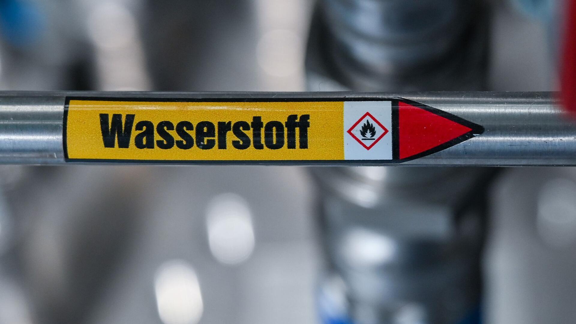 „Wasserstoff“ steht auf einer Leitung.