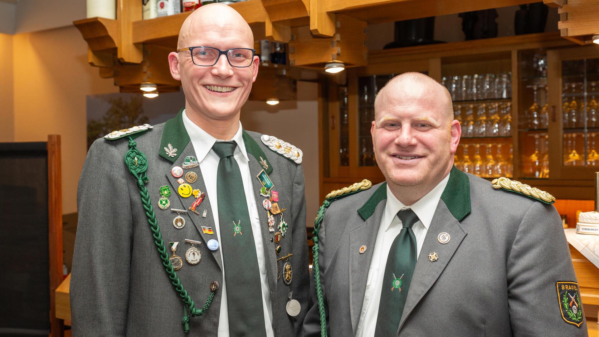 Wechsel an der Vereinsspitze: Der bisherige Präsident der Braueler Schützen, Stefan Oeser (rechts), und sein Nachfolger Michael Trlitza