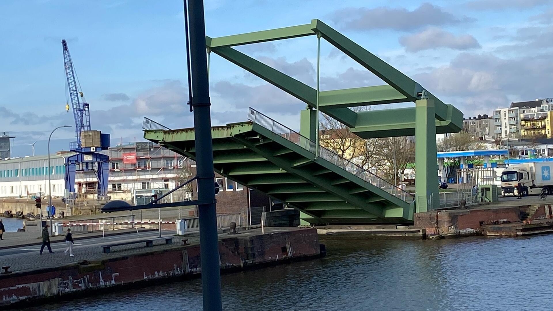 Wegen Routine- und Wartungsarbeiten ist die Klappbrücke an der Schleusenstraße am Freitag zeitweise gesperrt.