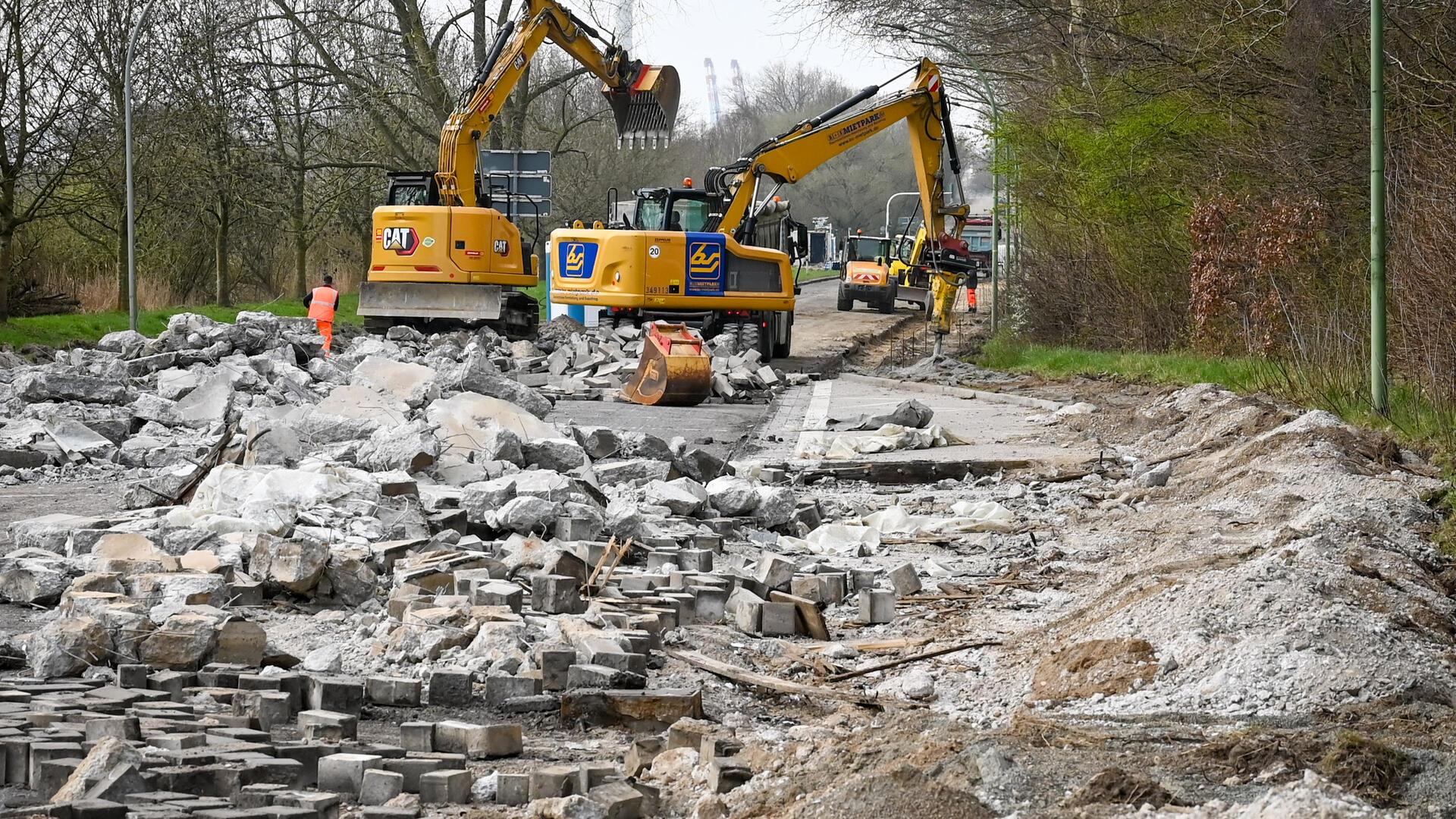 Bagger reißen den Straßenbelag auf.