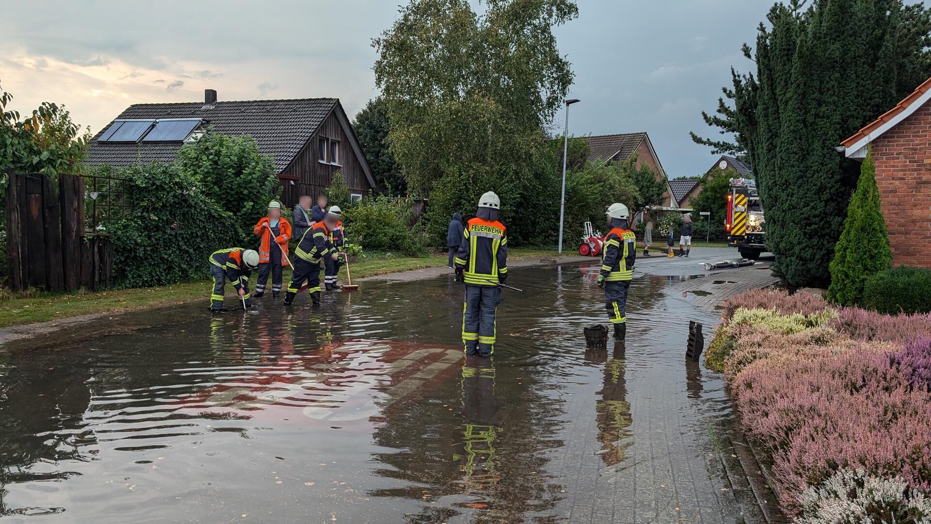 Das Foto zeigt eine überflutete Straße. 