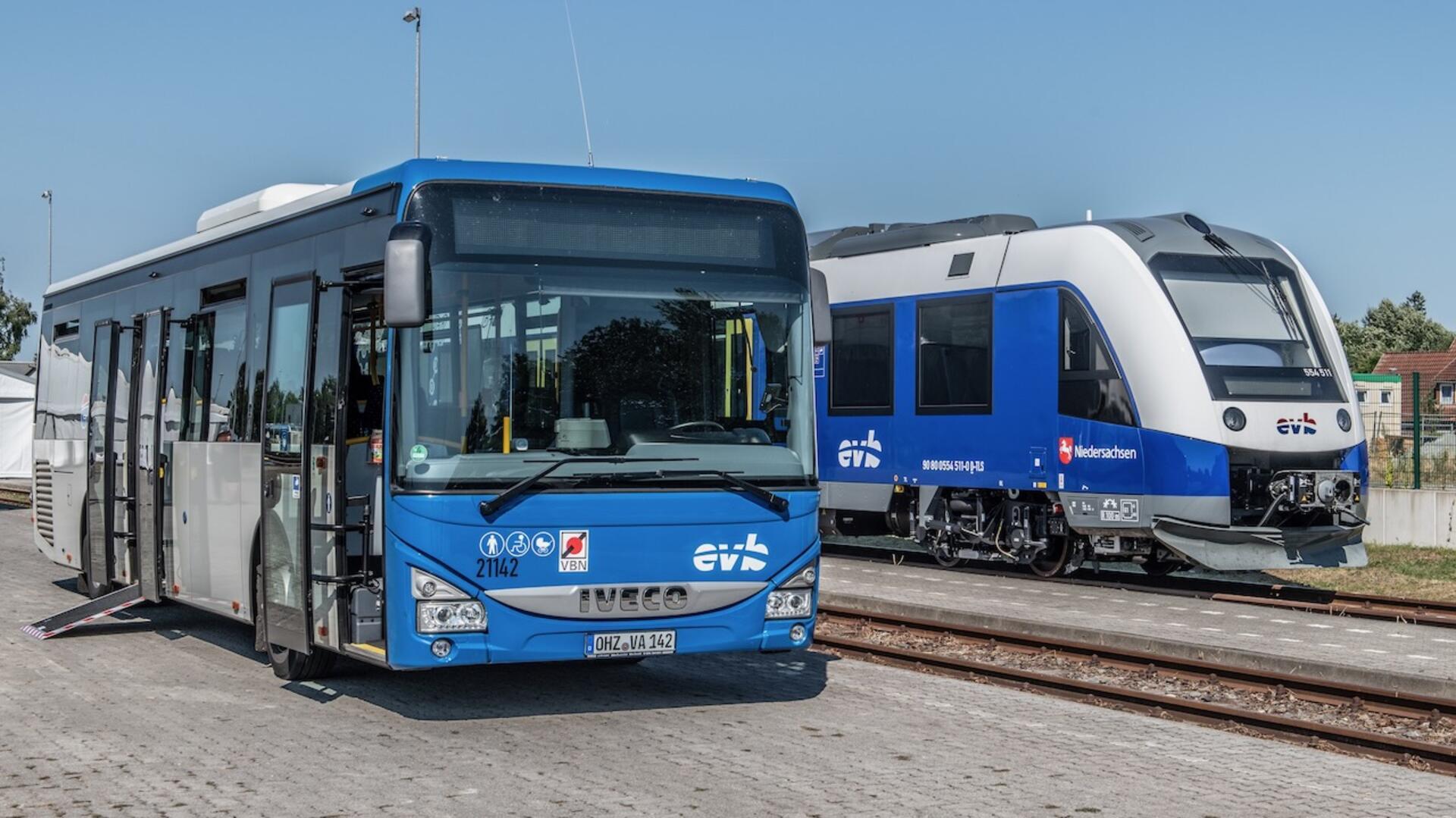 Wegen dringend notwendiger Bauarbeiten auf dem Streckenabschnitt zwischen Bremervörde und Hesedorf richtet die evb in den Sommerferien vom 22. Juni bis zum 28. Juli einen Schienenersatzverkehr mit Bussen ein.
